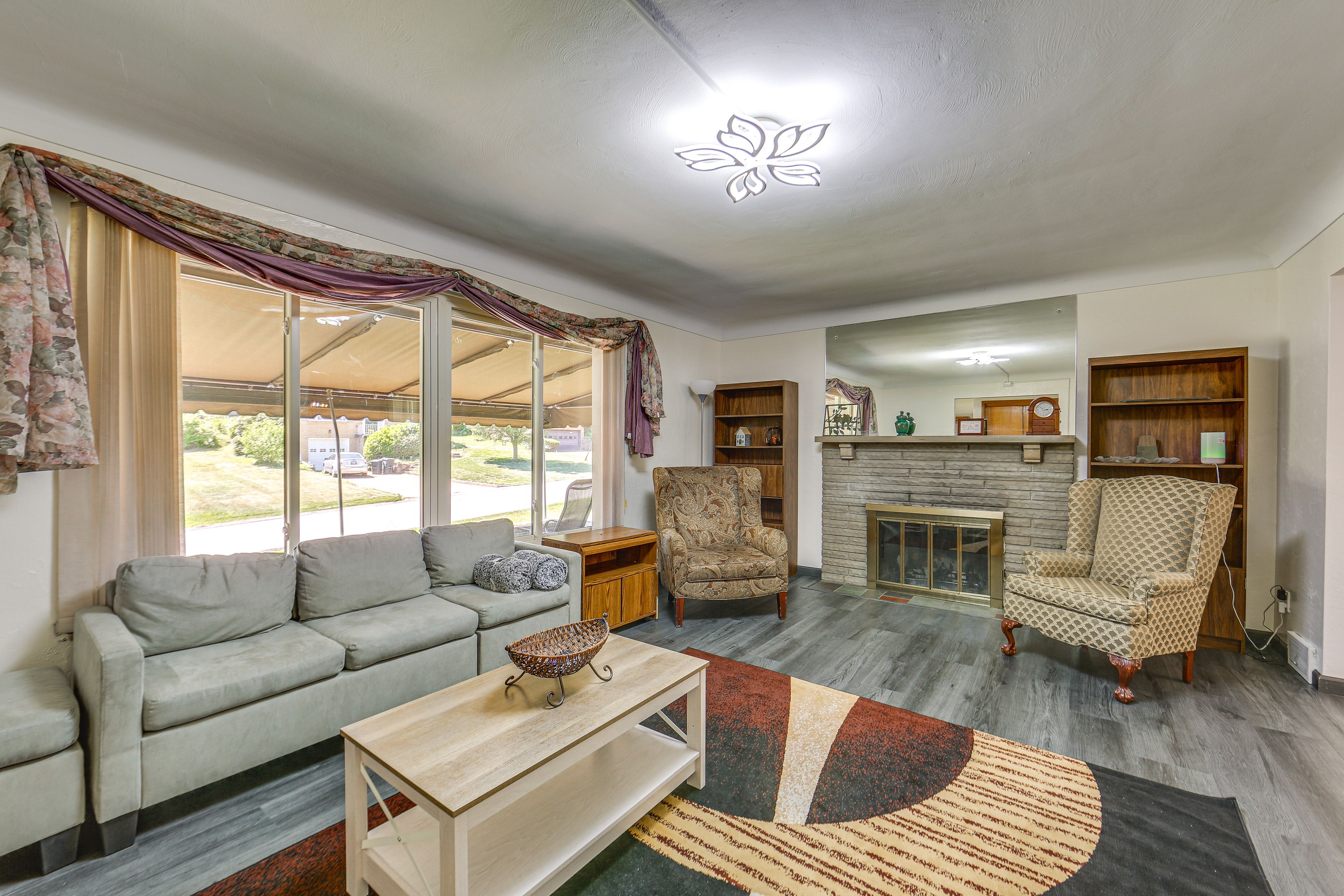Living Room | Free WiFi | Smart TV | Wood-Burning Fireplace