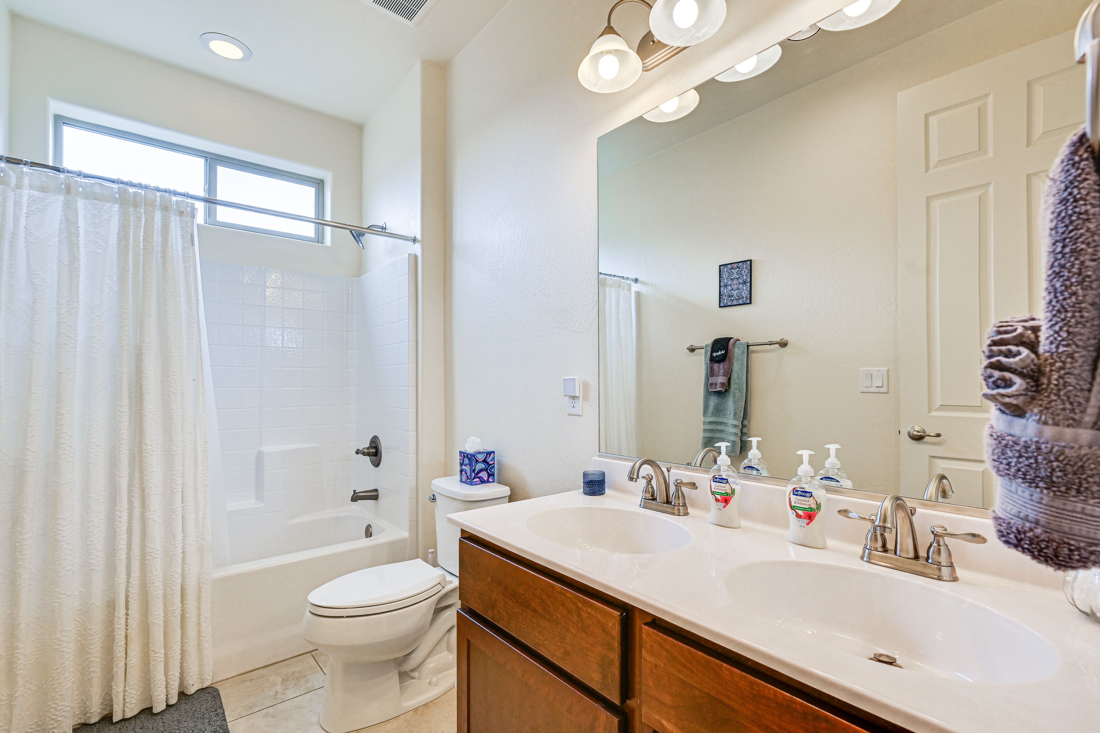 Full Bathroom | Complimentary Toiletries | 2nd Floor
