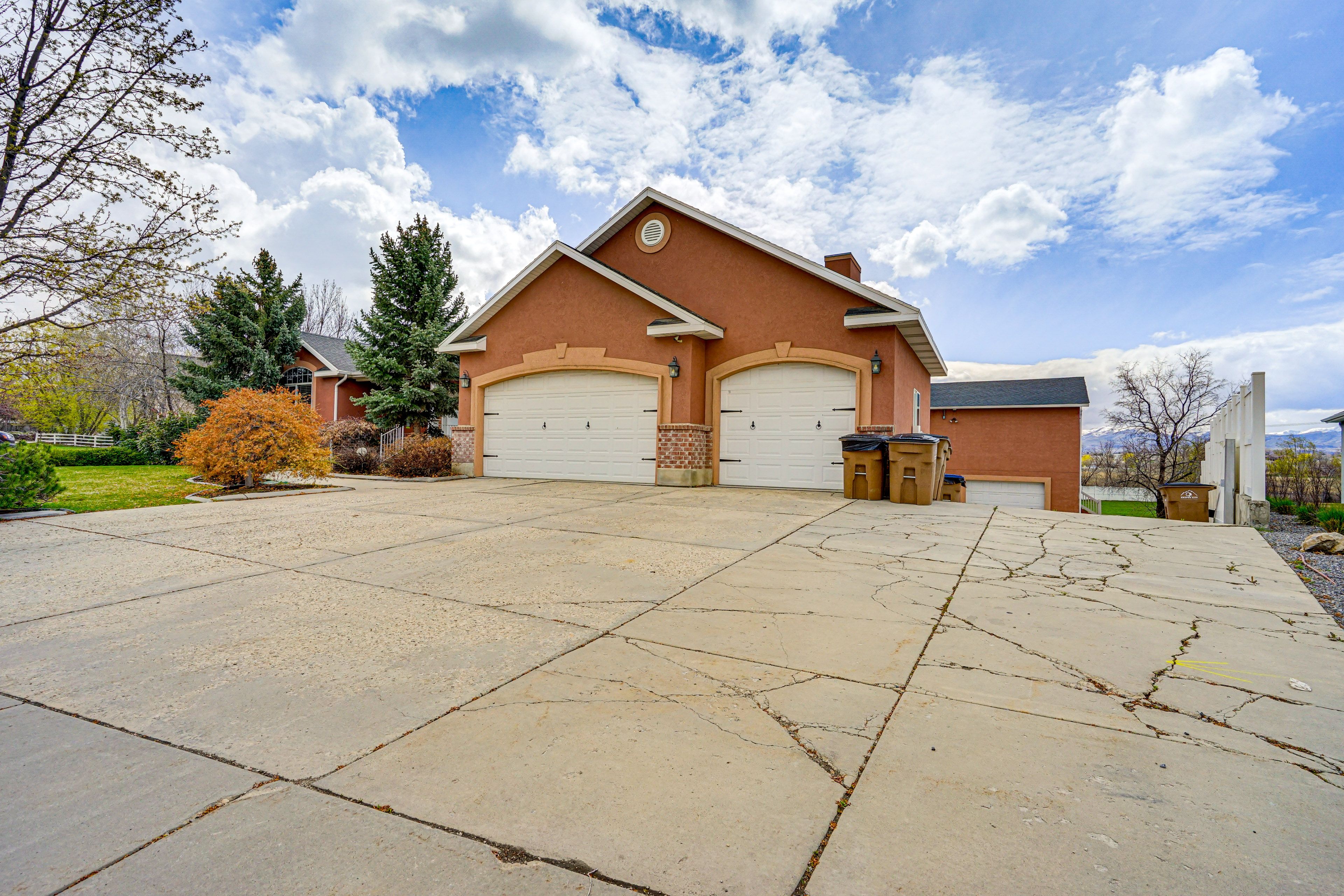 Parking | Driveway (8 Vehicles) | Garage (3 Vehicles)