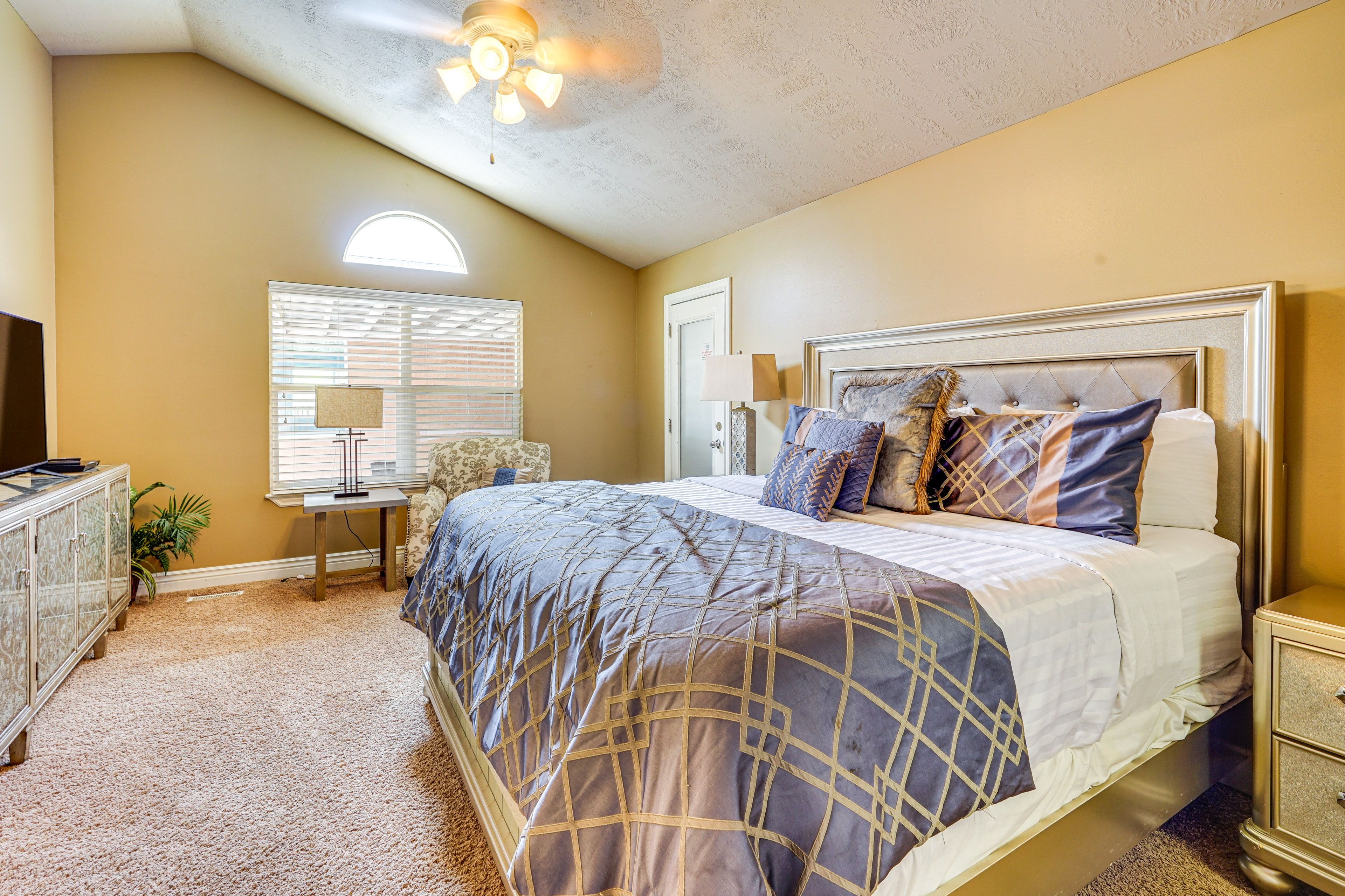 Bedroom 1 | King Bed | Smart TV | 1st Floor