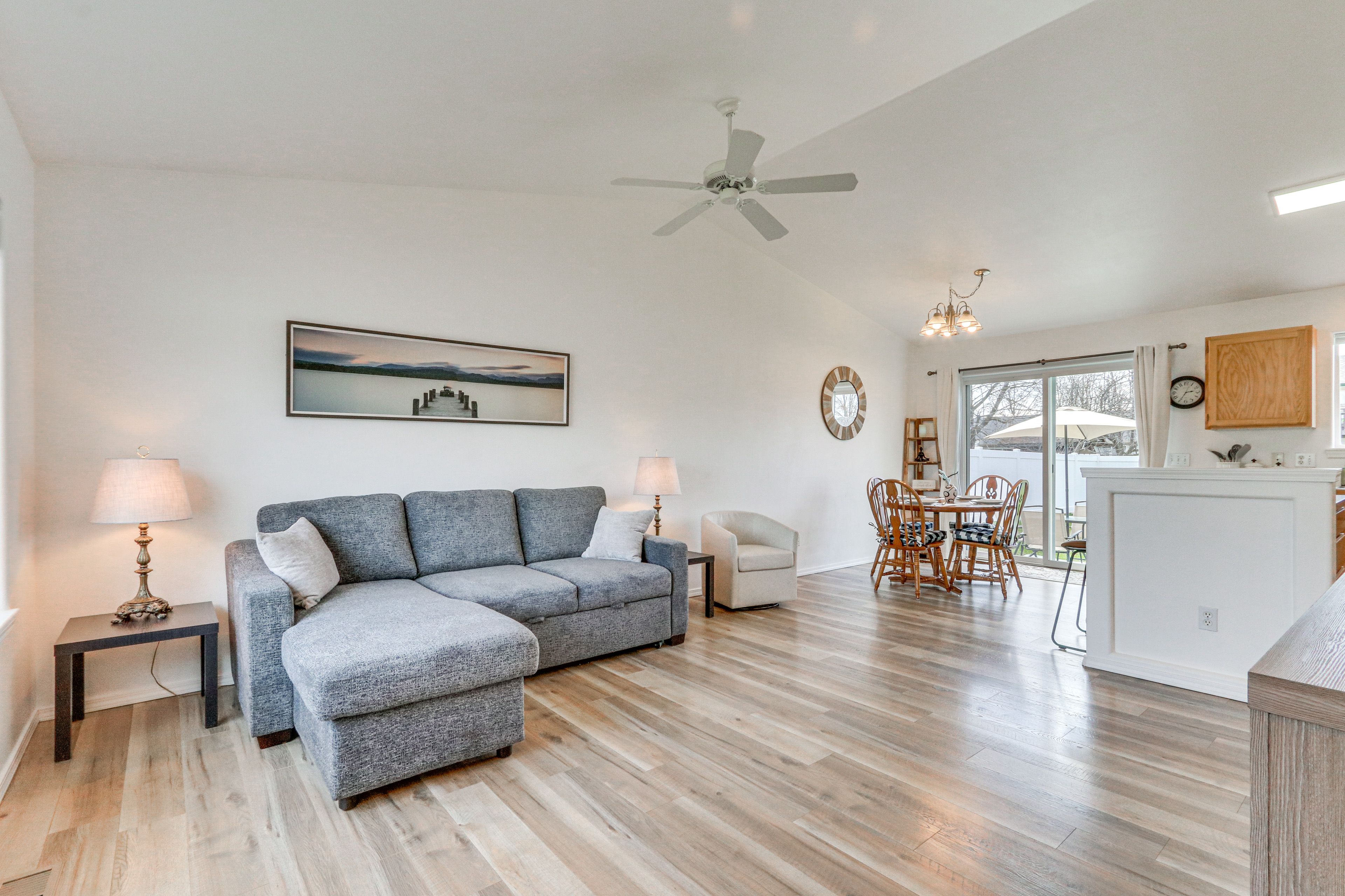 Living Room | Smart TV | Queen Sleeper Sofa | Free WiFi | Central A/C & Heating