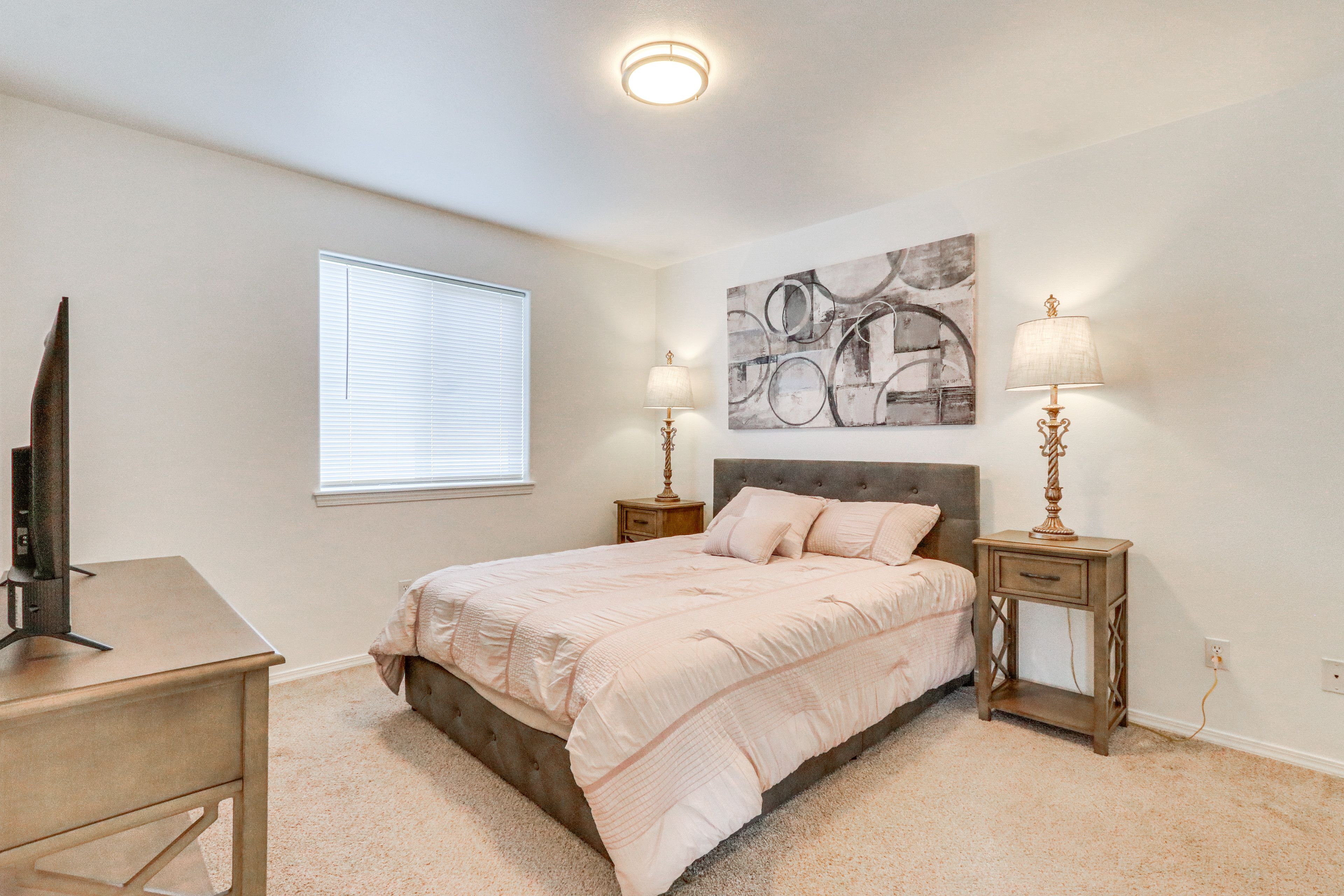 Bedroom 1 | Queen Bed