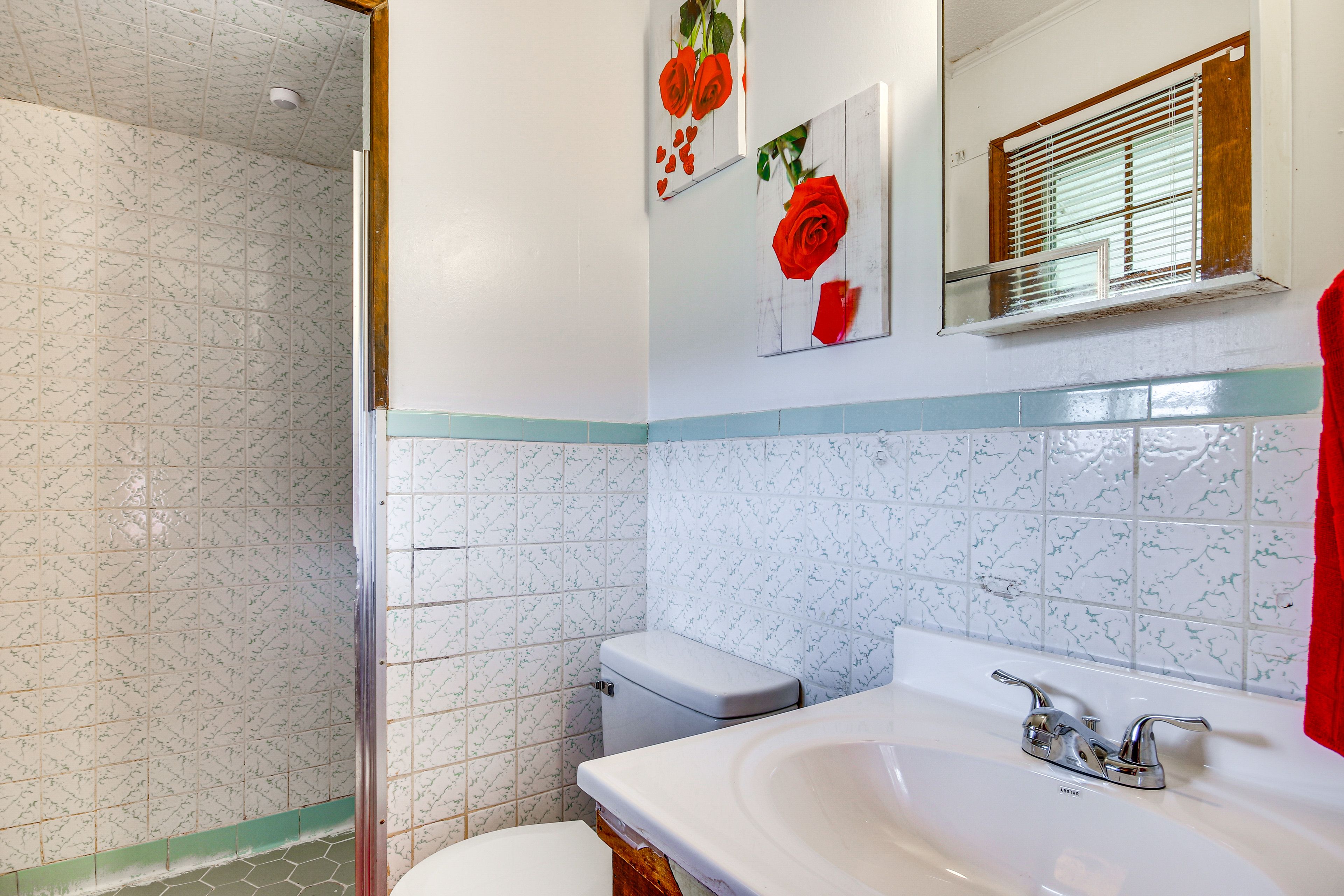 Full Bathroom | Complimentary Toiletries
