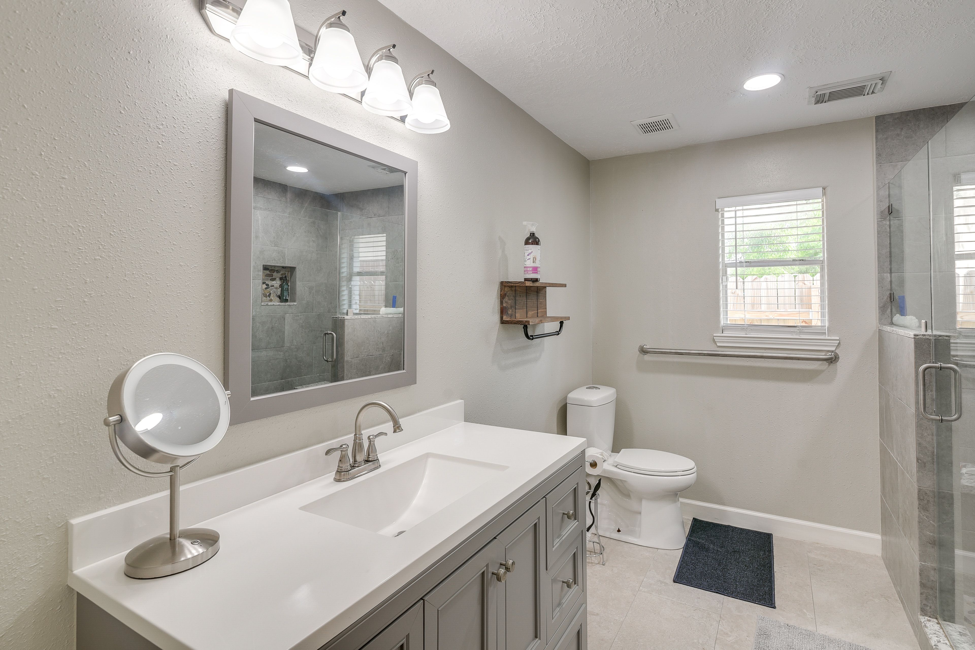 En-Suite Bathroom | Towels Provided