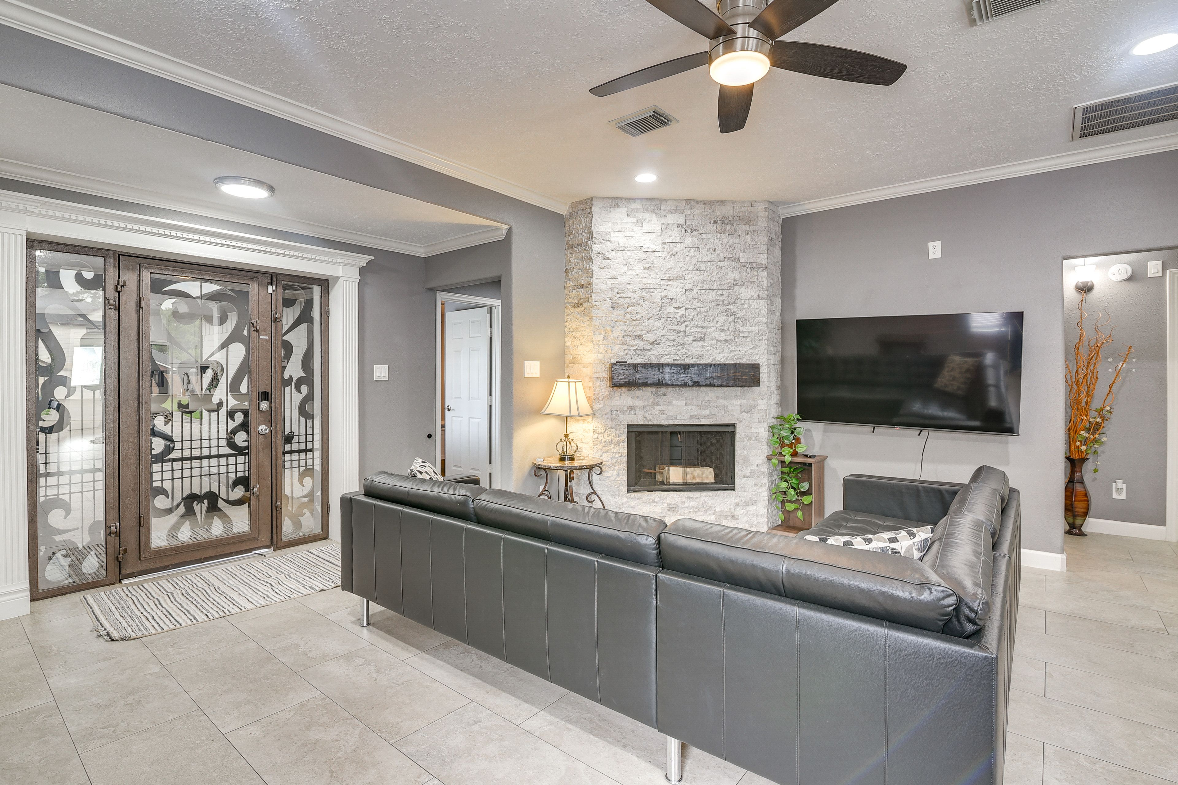 Houston Vacation Rental | 5BR | 2BA | 1,750 Sq Ft | 1 Small Step to Enter