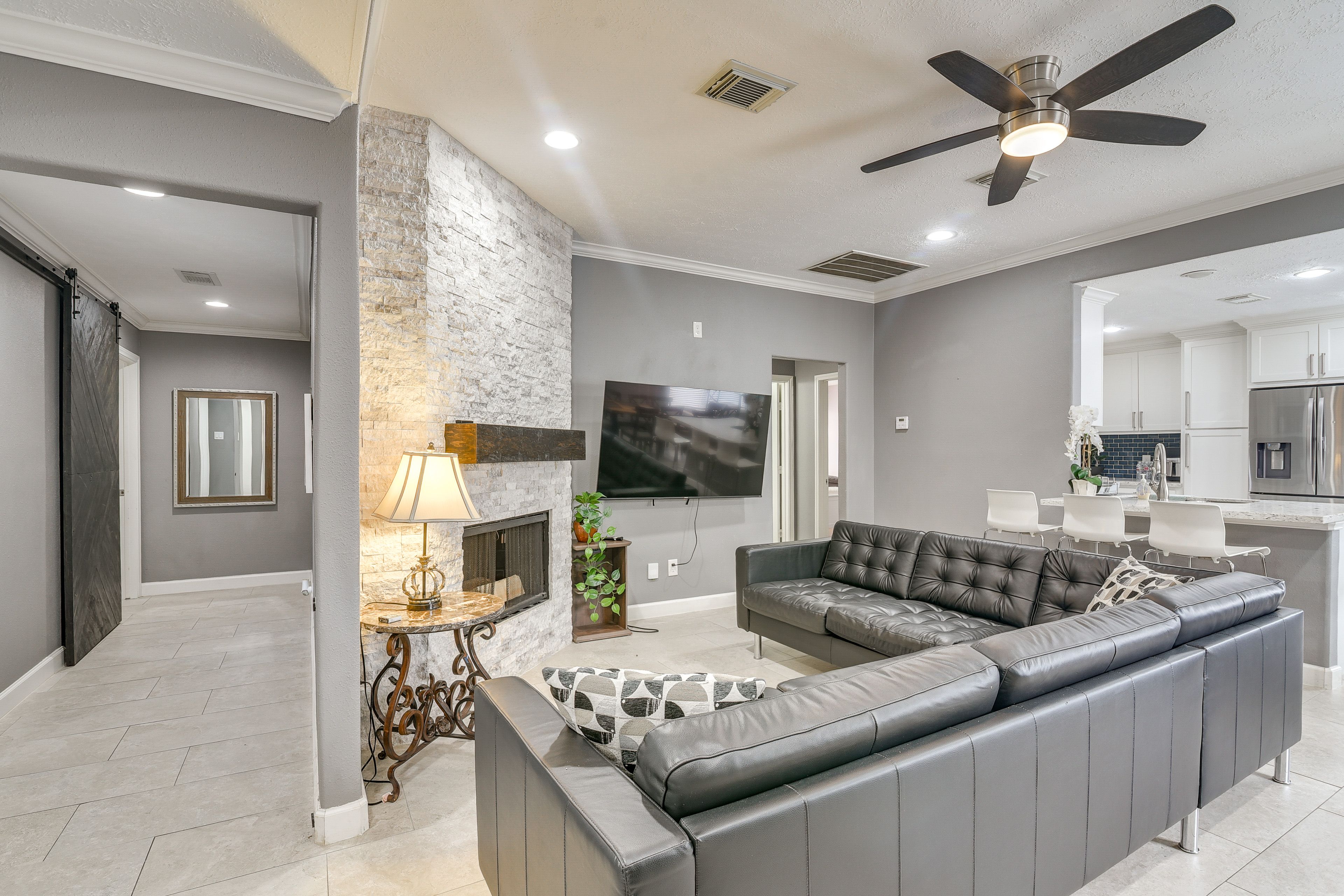 Living Room | Fireplace | Flat-Screen TV | Free WiFi | Central Heat & A/C