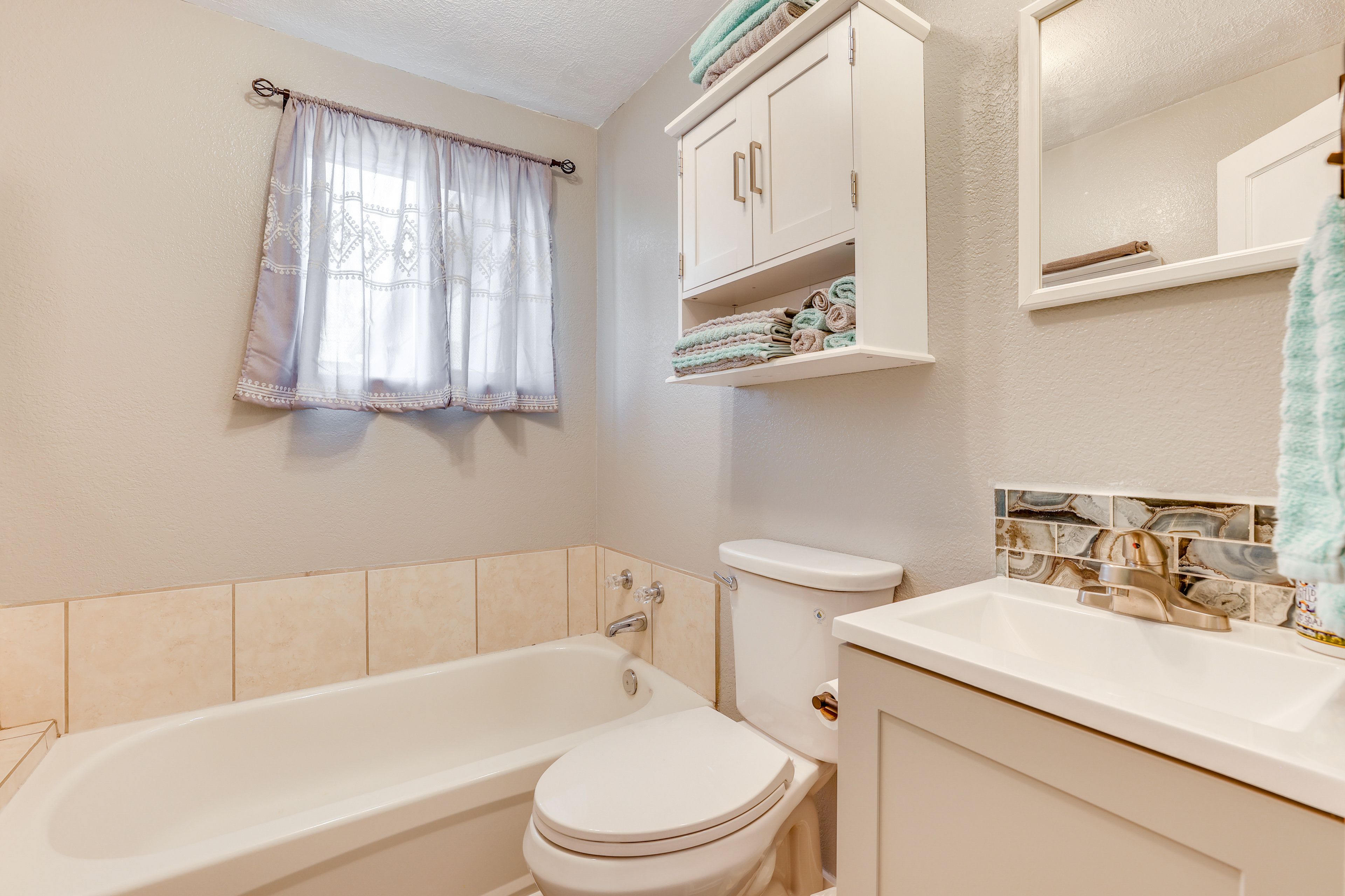 Full Bathroom | Complimentary Toiletries | Main Level