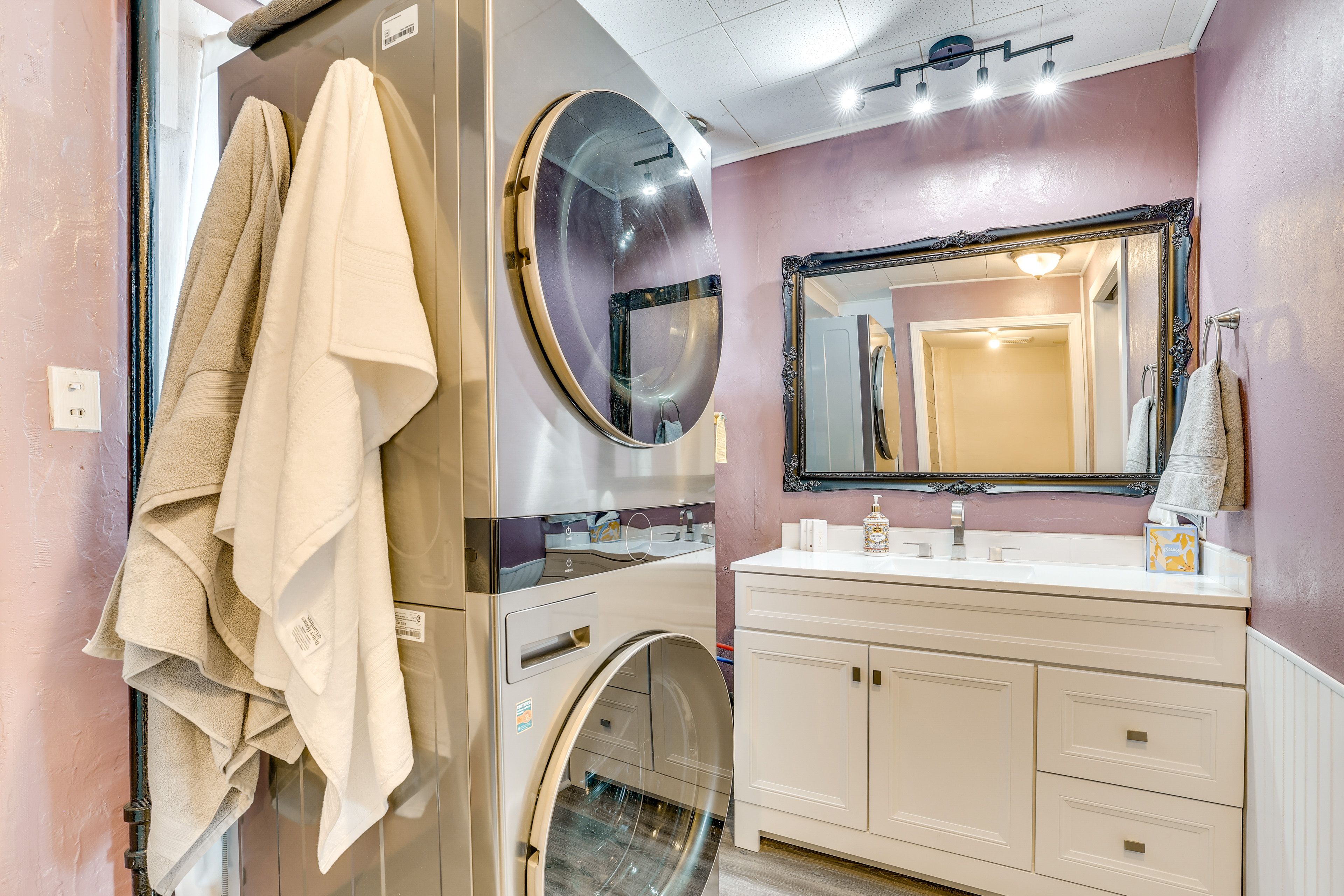Full Bathroom | Towels Provided | Washer & Dryer | Main Level