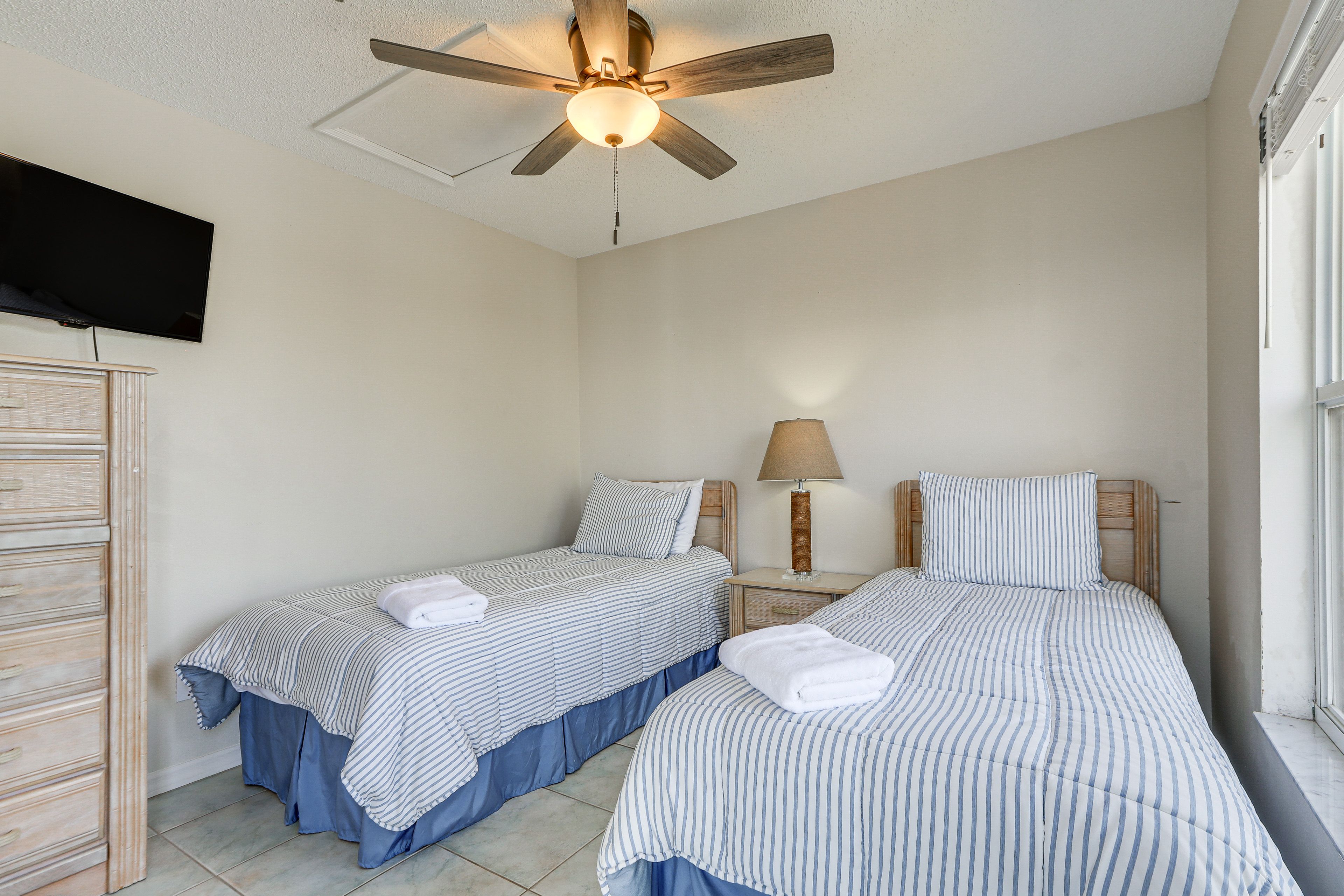 Bedroom 2 | 2 Twin Beds (Convertible to King Bed) | Smart TV | Upper Level