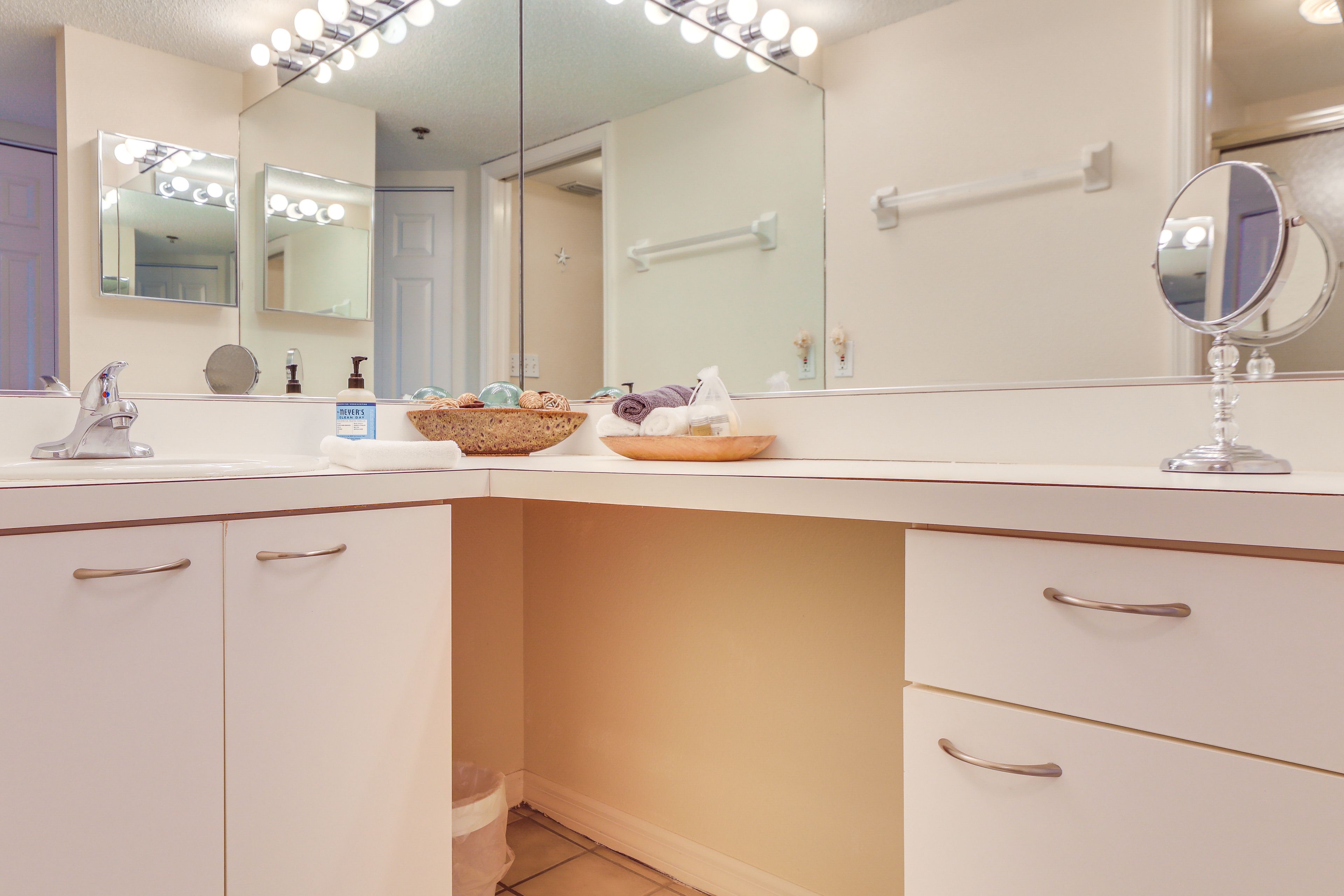 En-Suite Bathroom | Towels Provided | Complimentary Toiletries | Upper Level