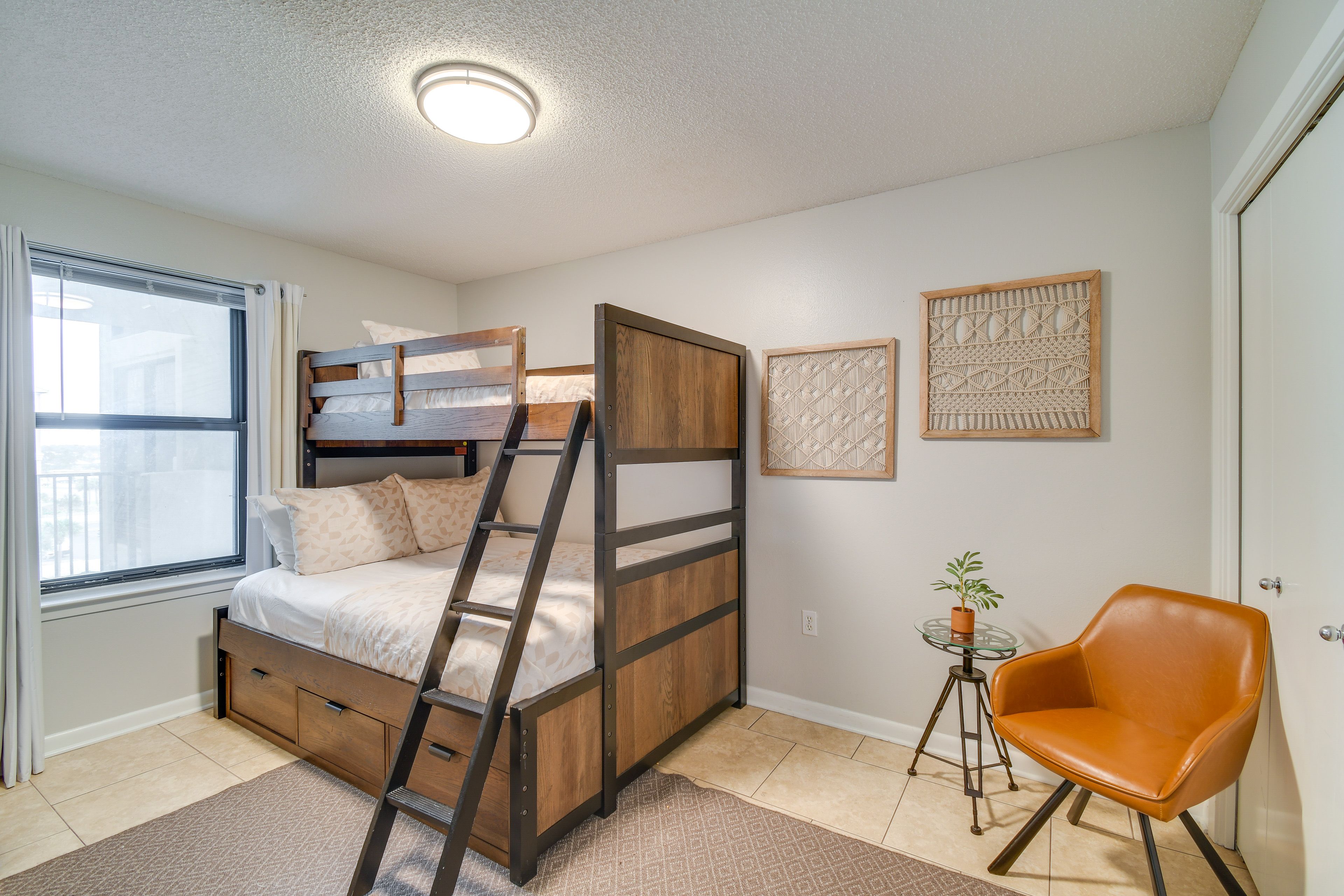 Bedroom 3 | Twin/Full Bunk Bed