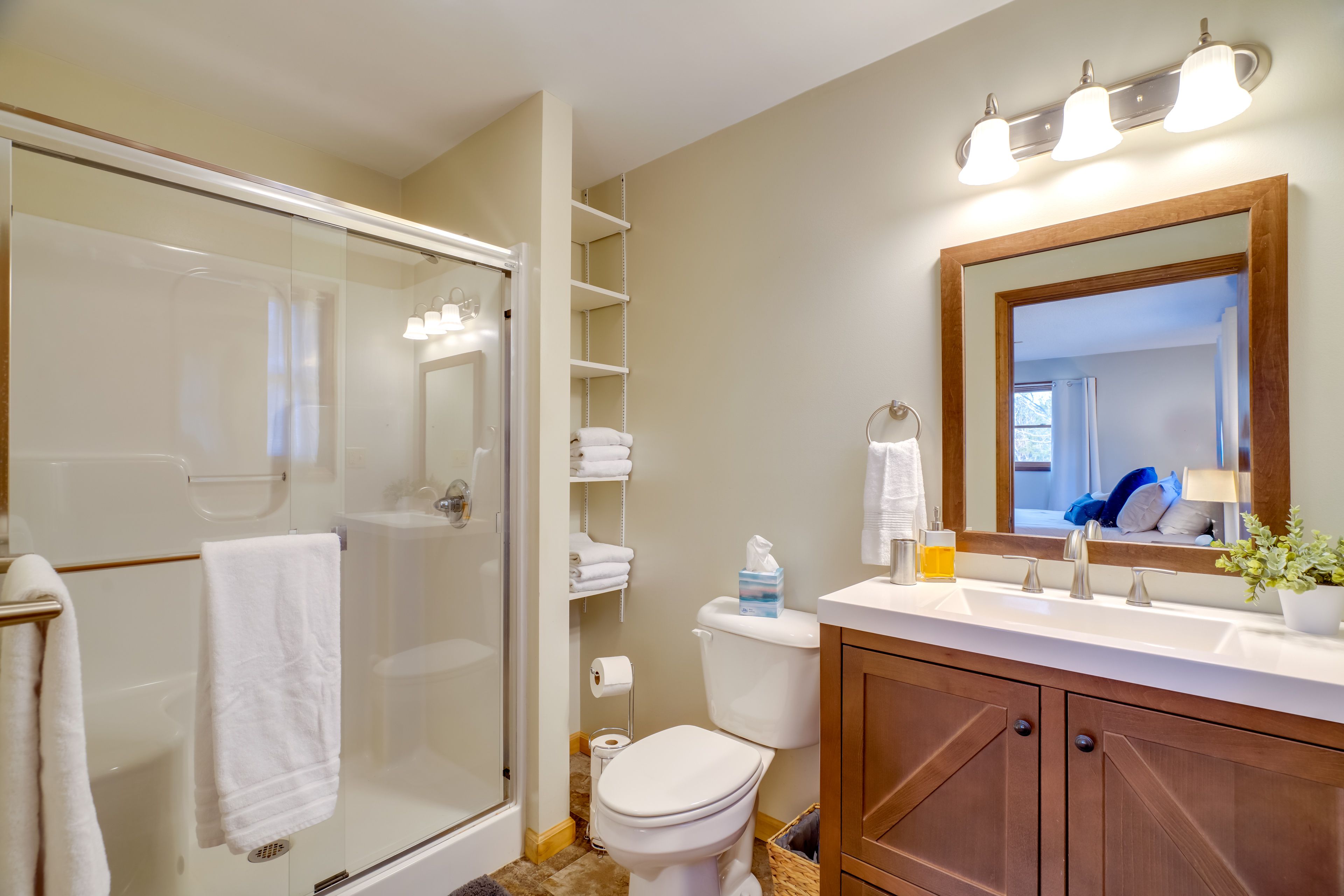 En-Suite Bathroom | Complimentary Toiletries | 1st Floor