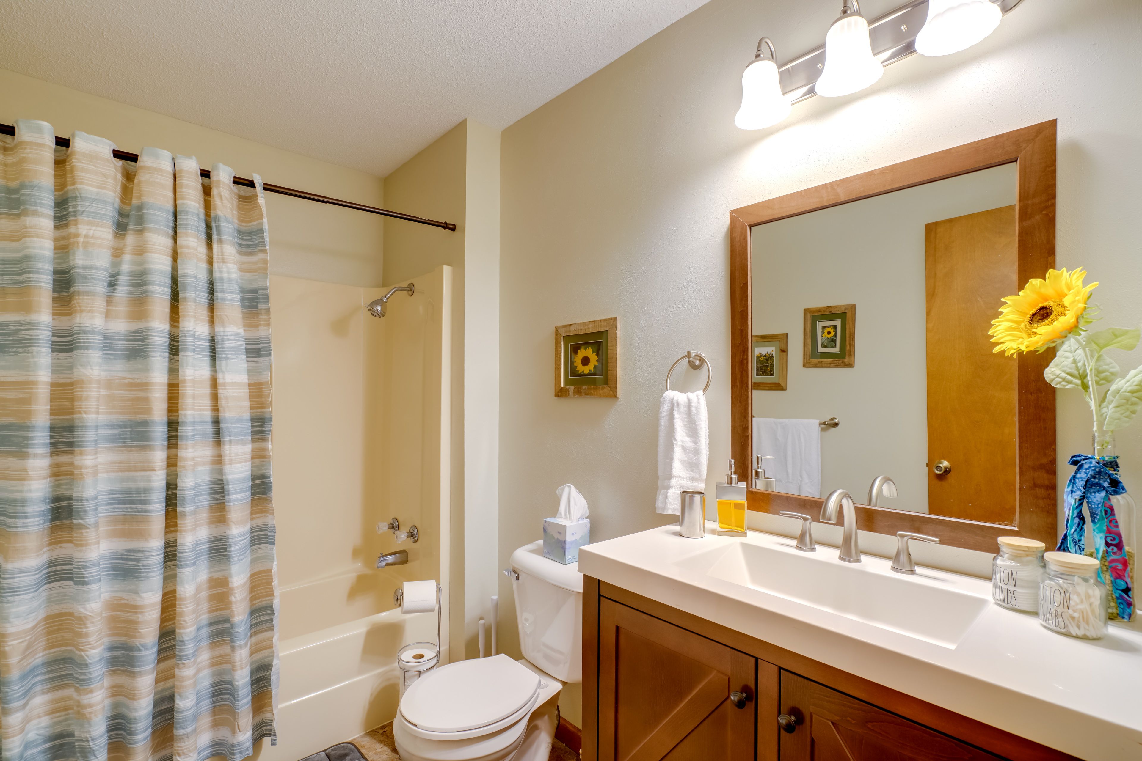 Full Bathroom | Towels Provided | 1st Floor