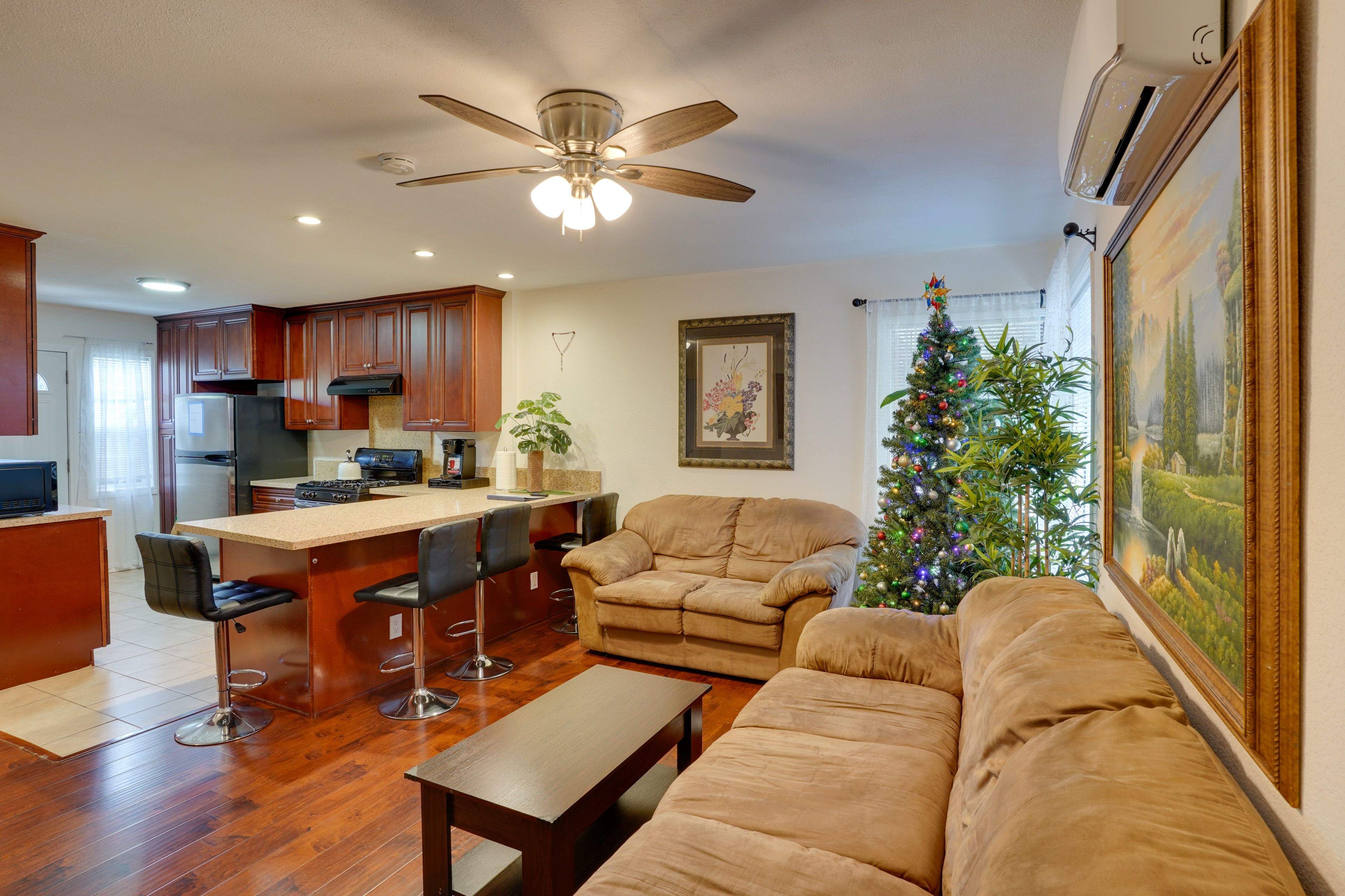 Living Room | Smart TV | Free WiFi | Single-Story Home