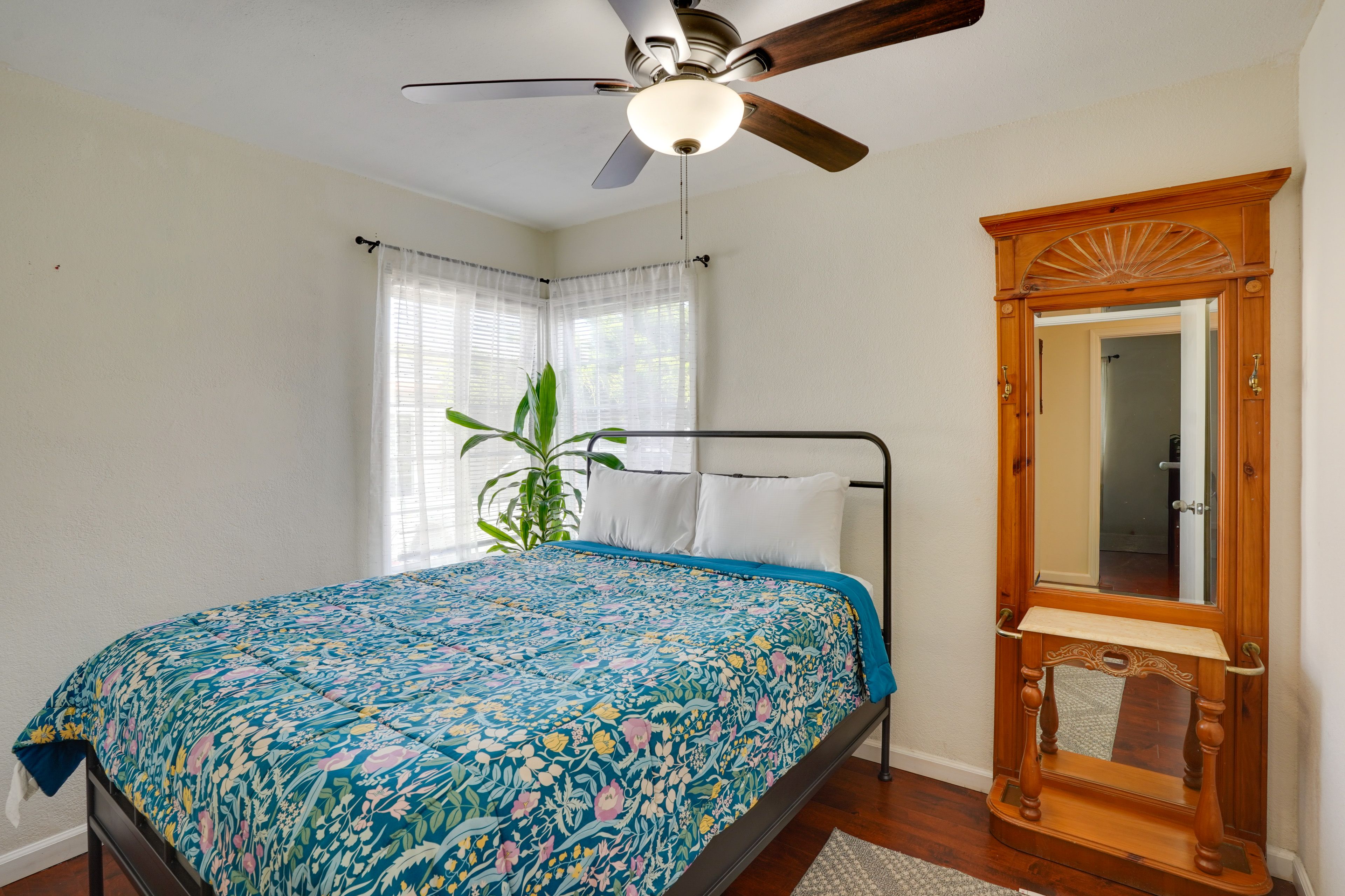 Bedroom 2 | Queen Bed