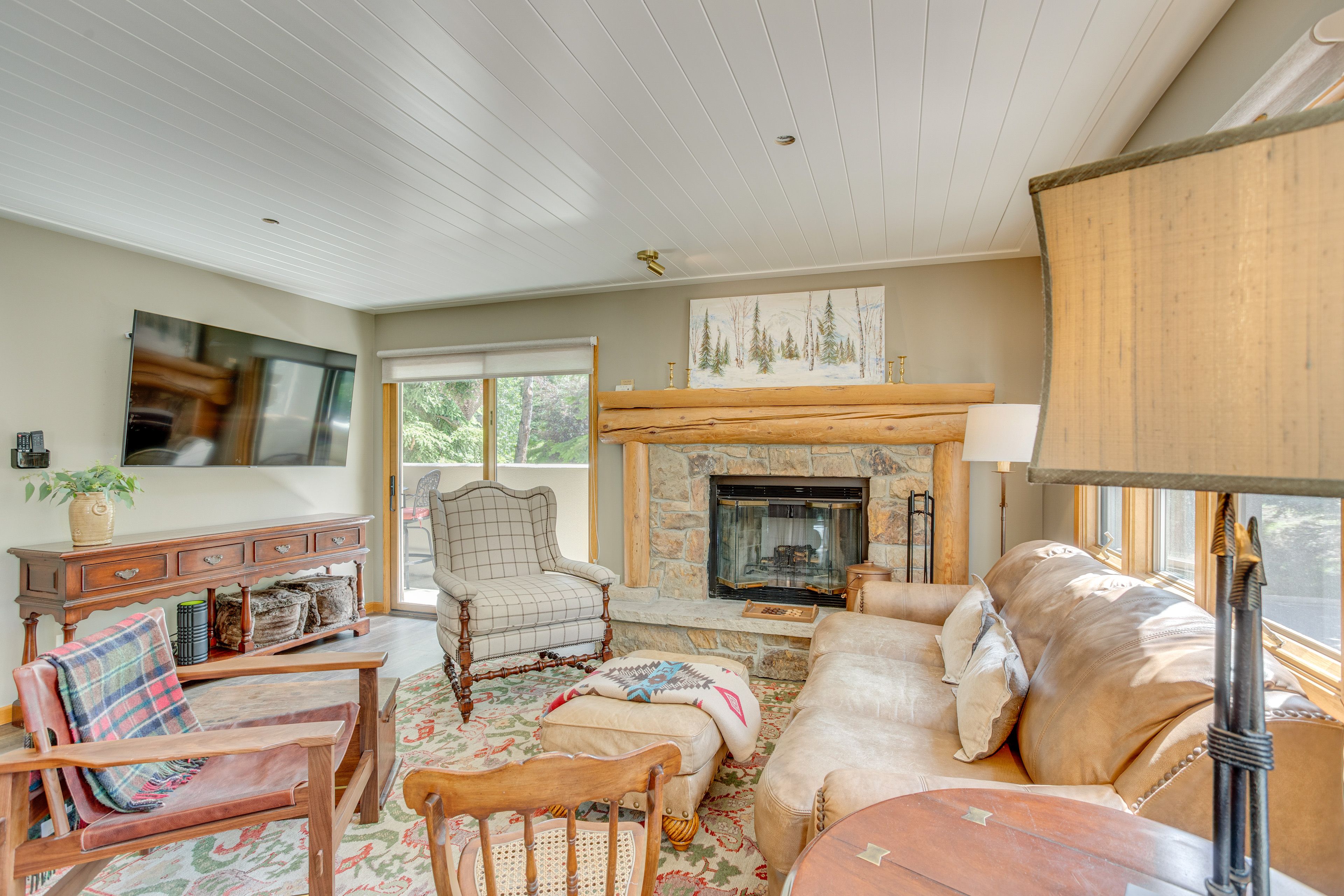 Living Room | Free WiFi | Wood-Burning Fireplace | Smart TVs