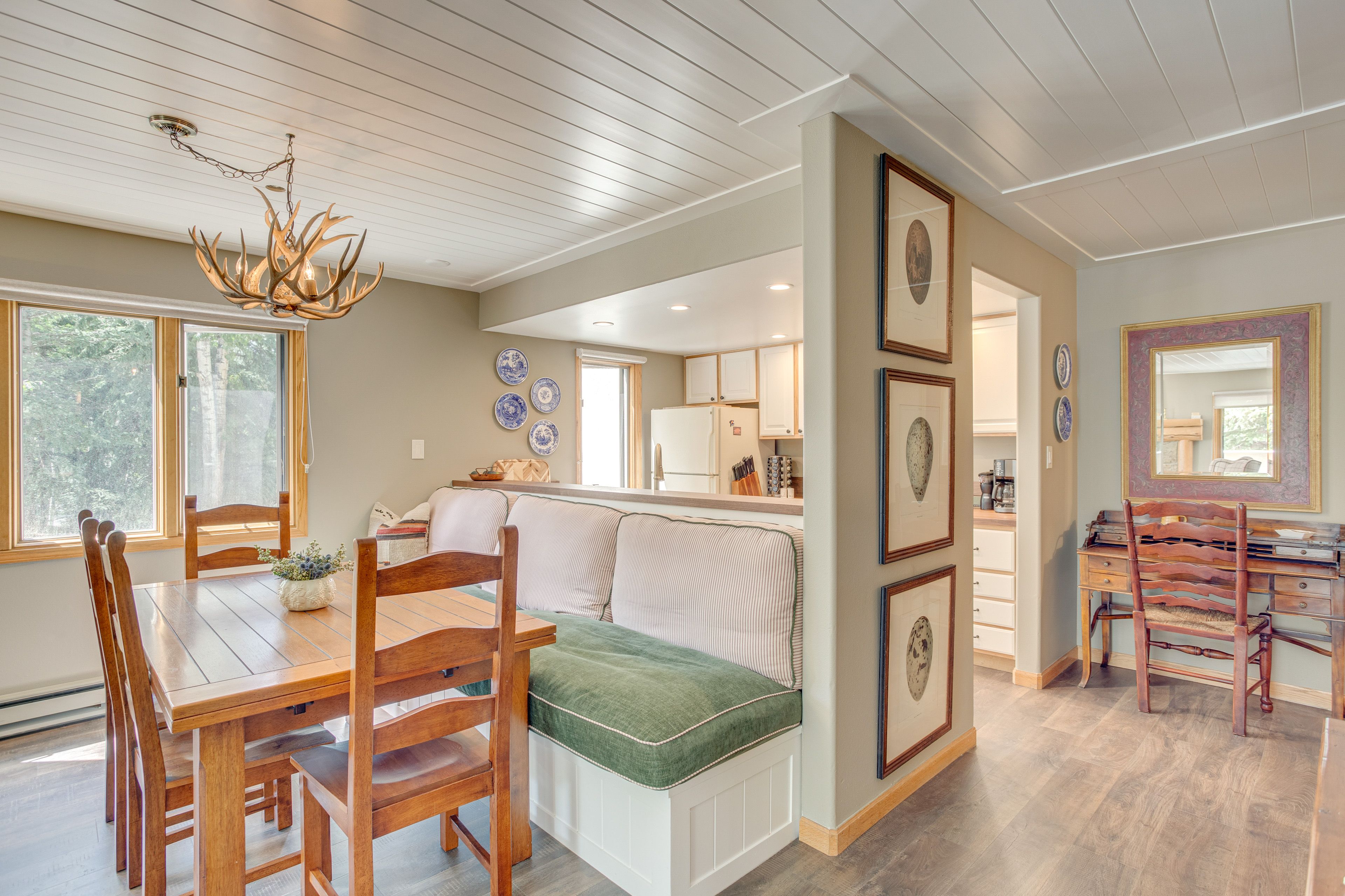 Dining Area | Dishware & Flatware Provided