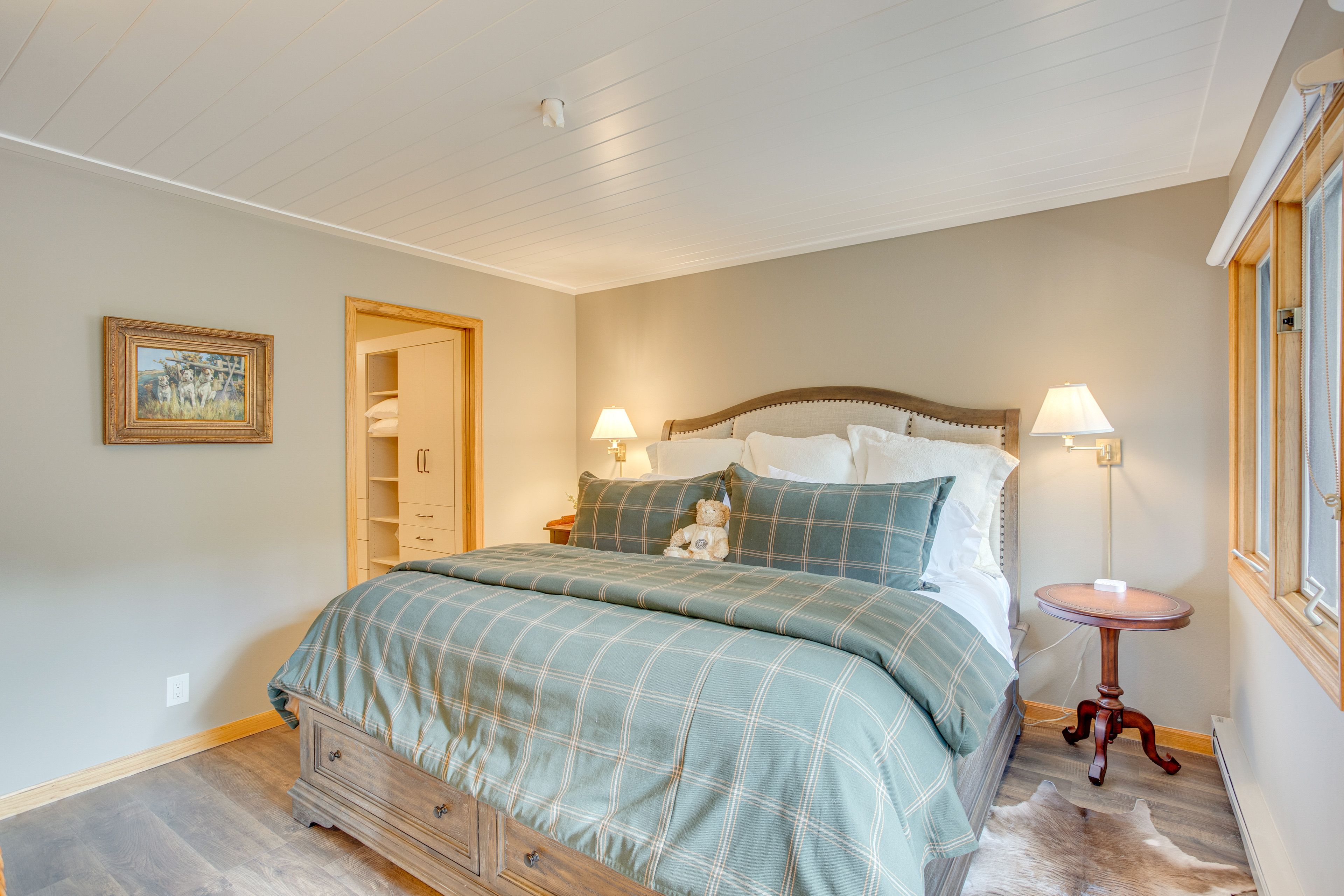 Bedroom | King Bed | Linens & Towels Provided