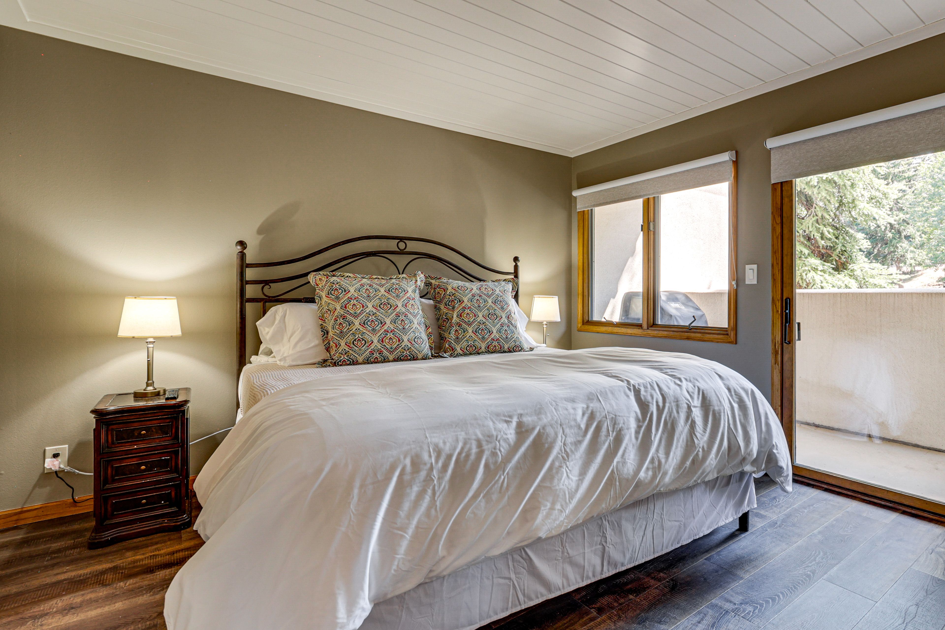 Bedroom | King Bed | Linens & Towels Provided