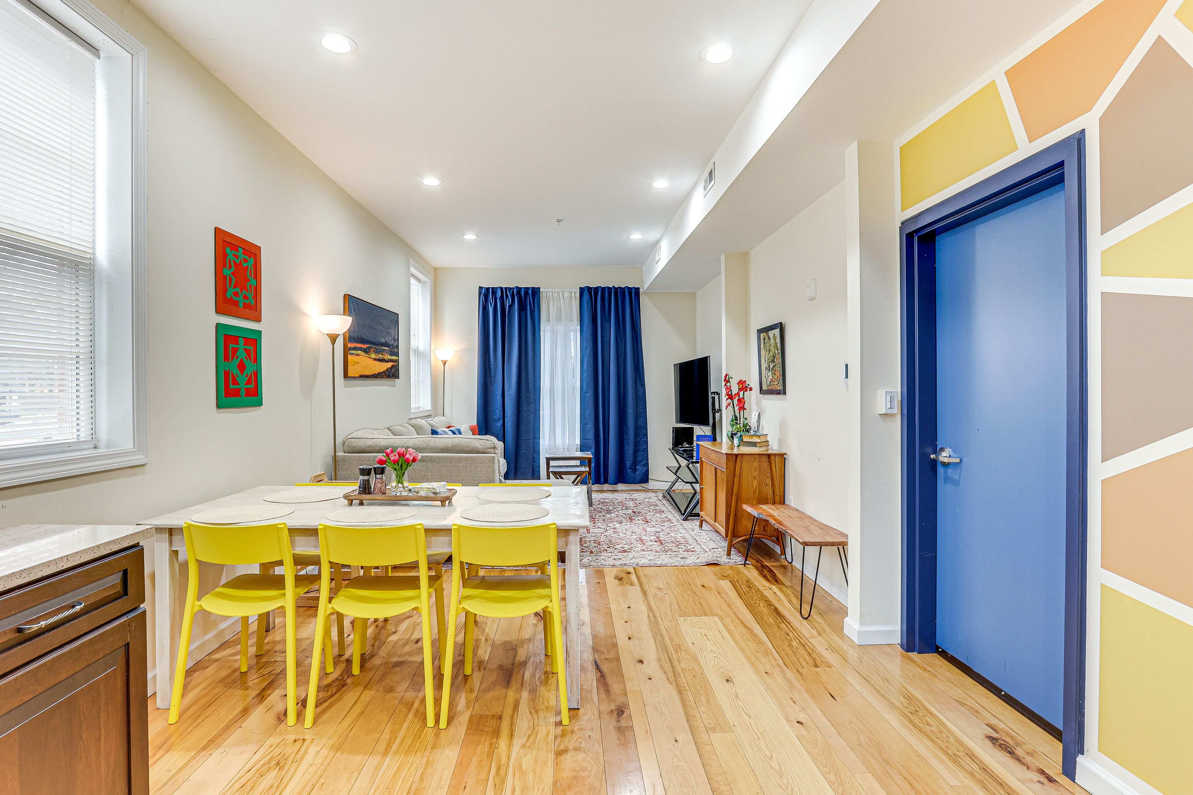 Dining Area | Dishware & Flatware Provided