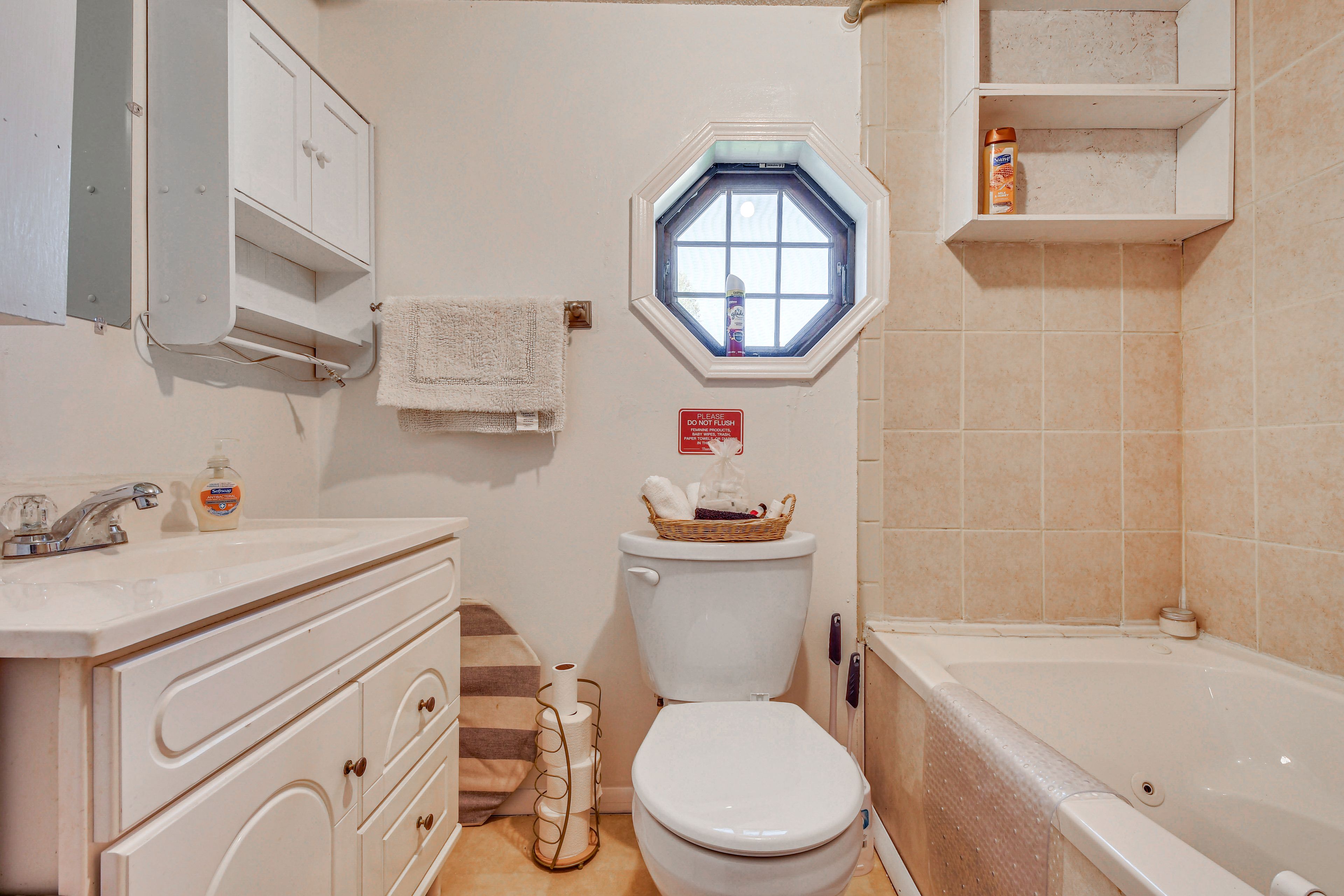 Full Bathroom | Towels Provided