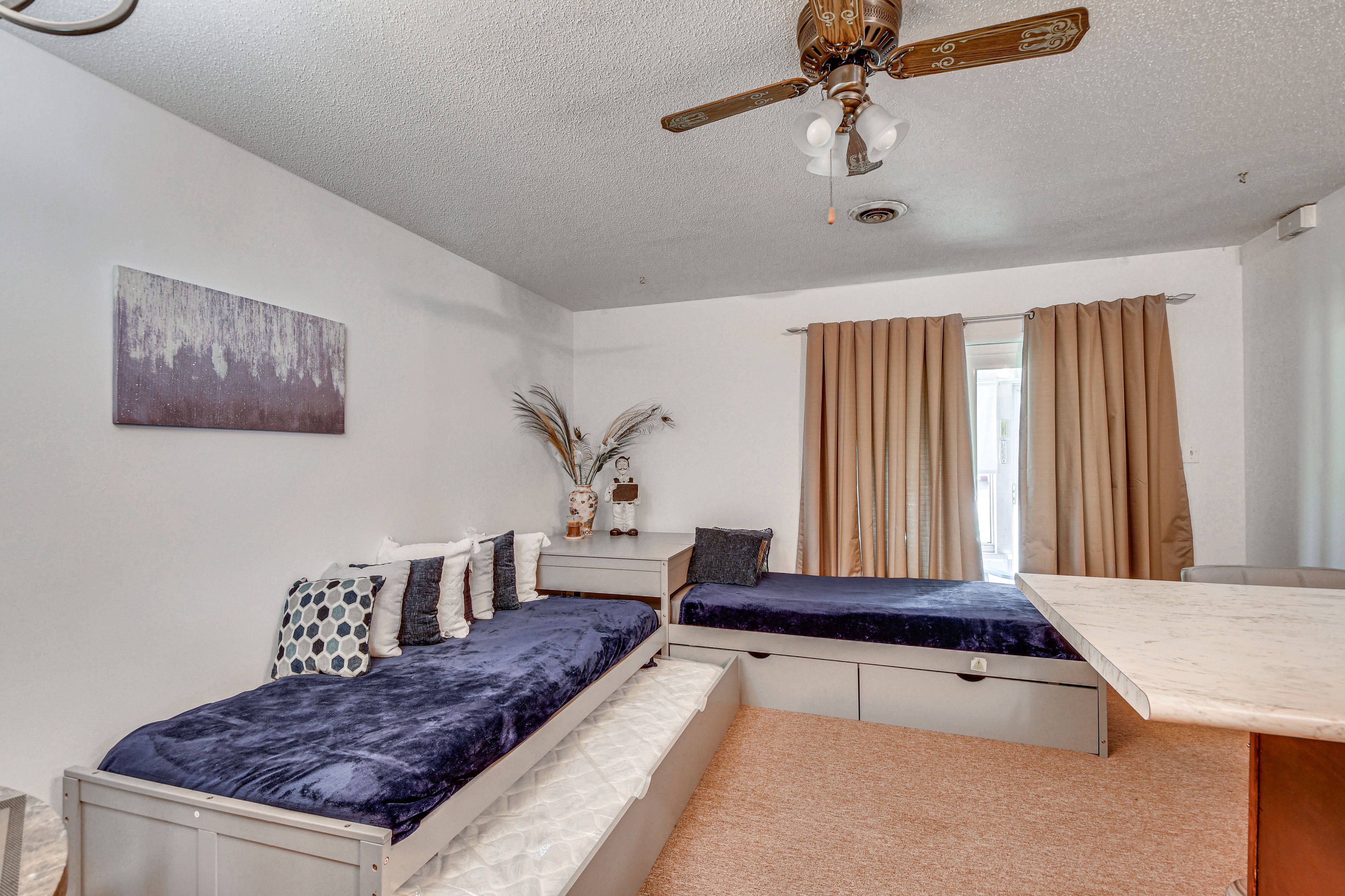 Dining Room | 2 Twin Daybeds | Twin Trundle