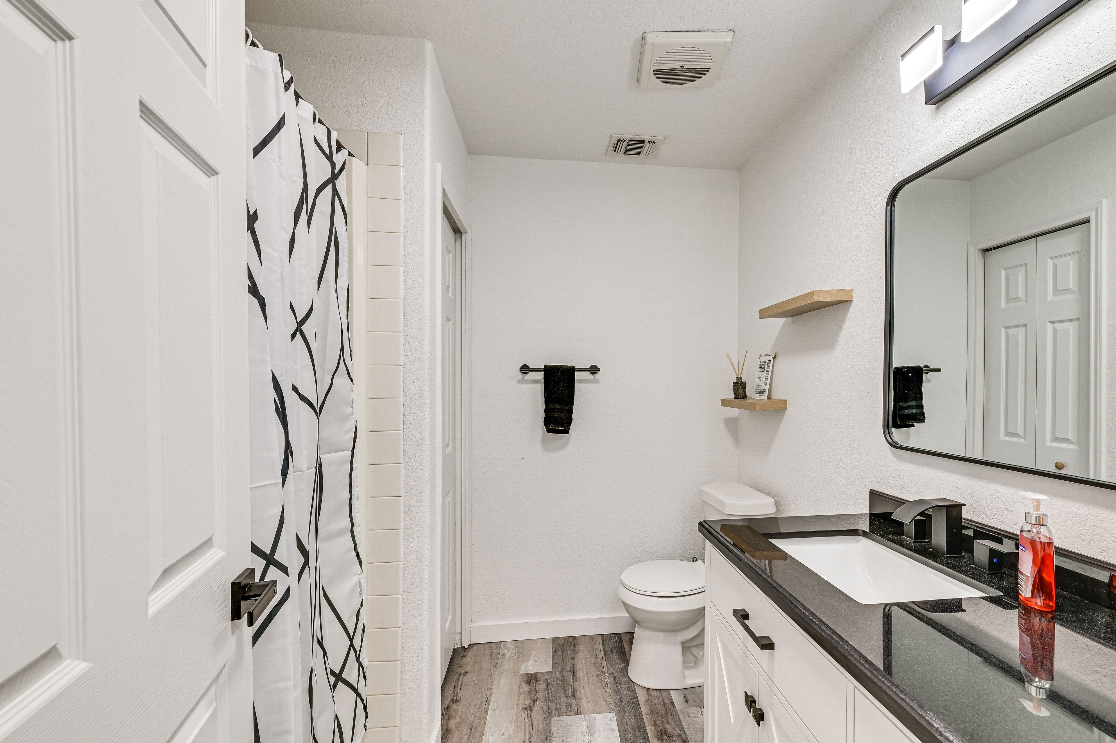 Full Bathroom | Towels Provided