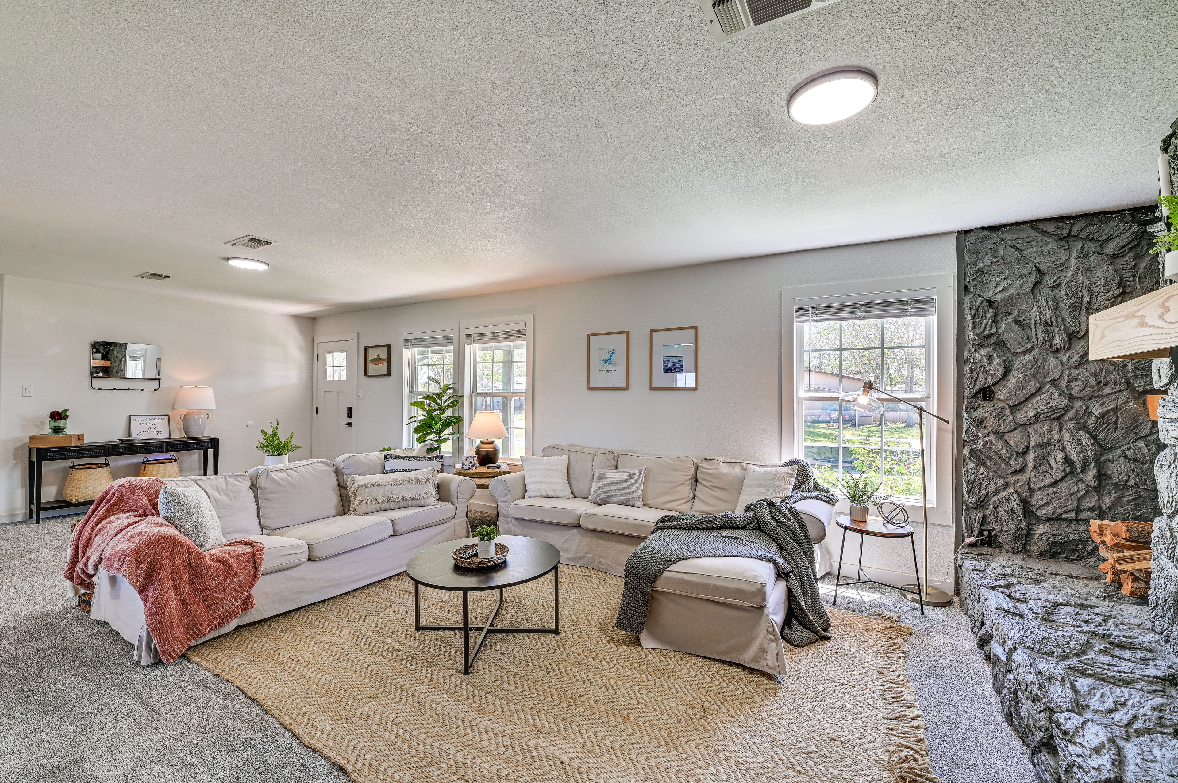 Living Room | Flat-Screen TV | Central Heating & Air Conditioning