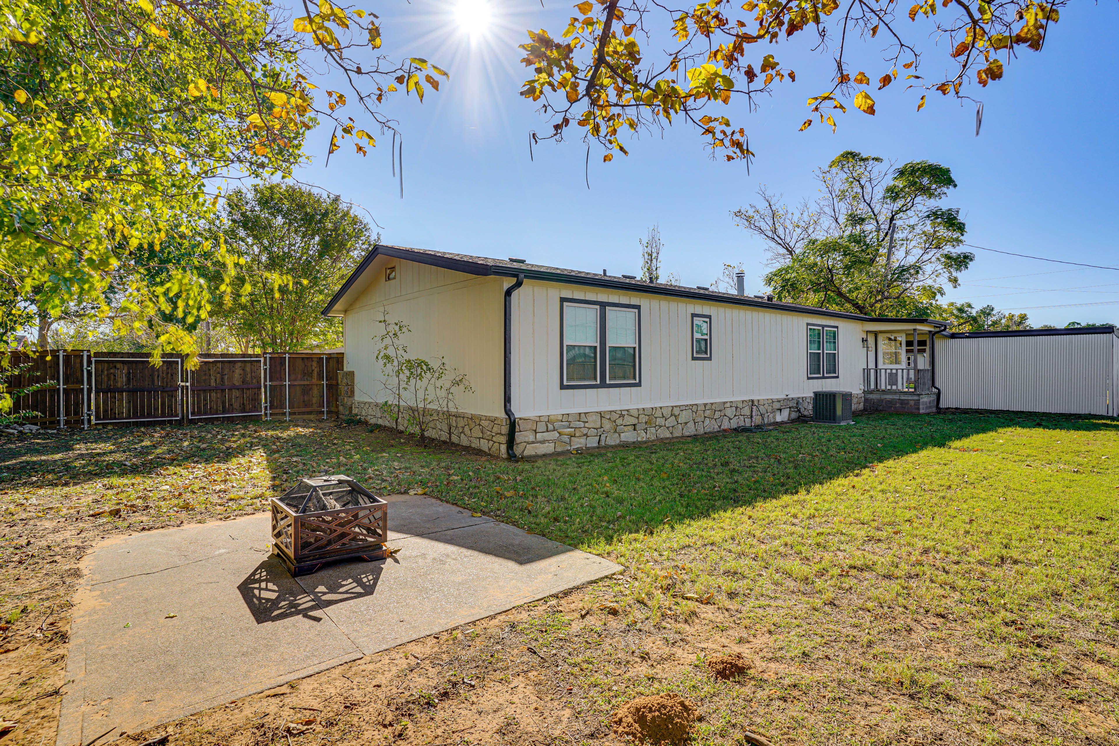 Fenced Yard | Wood-Burning Fire Pit | Grill | Near Possum Kingdom Lake