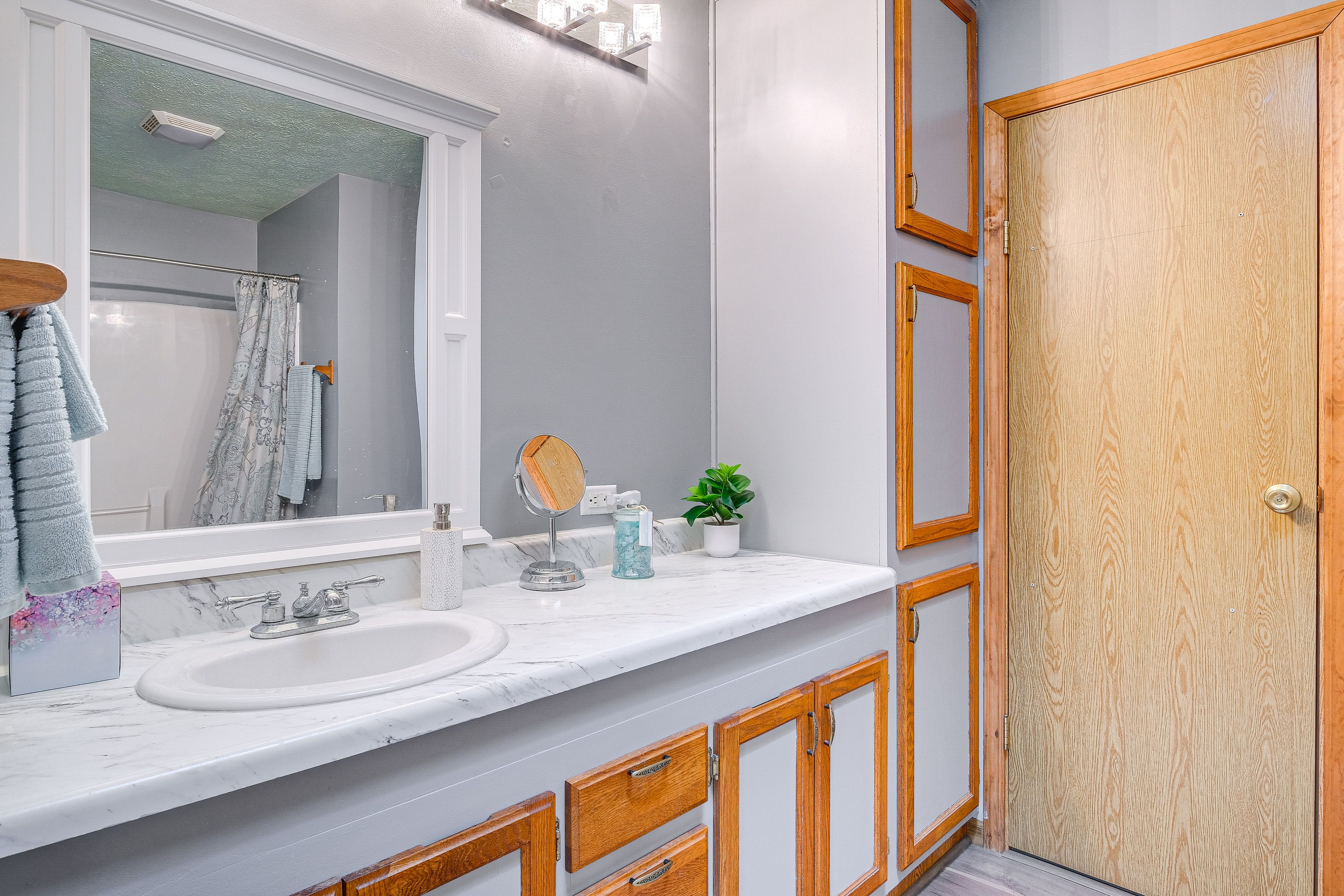 Full Bathroom | Shower/Tub Combo | Complimentary Toiletries