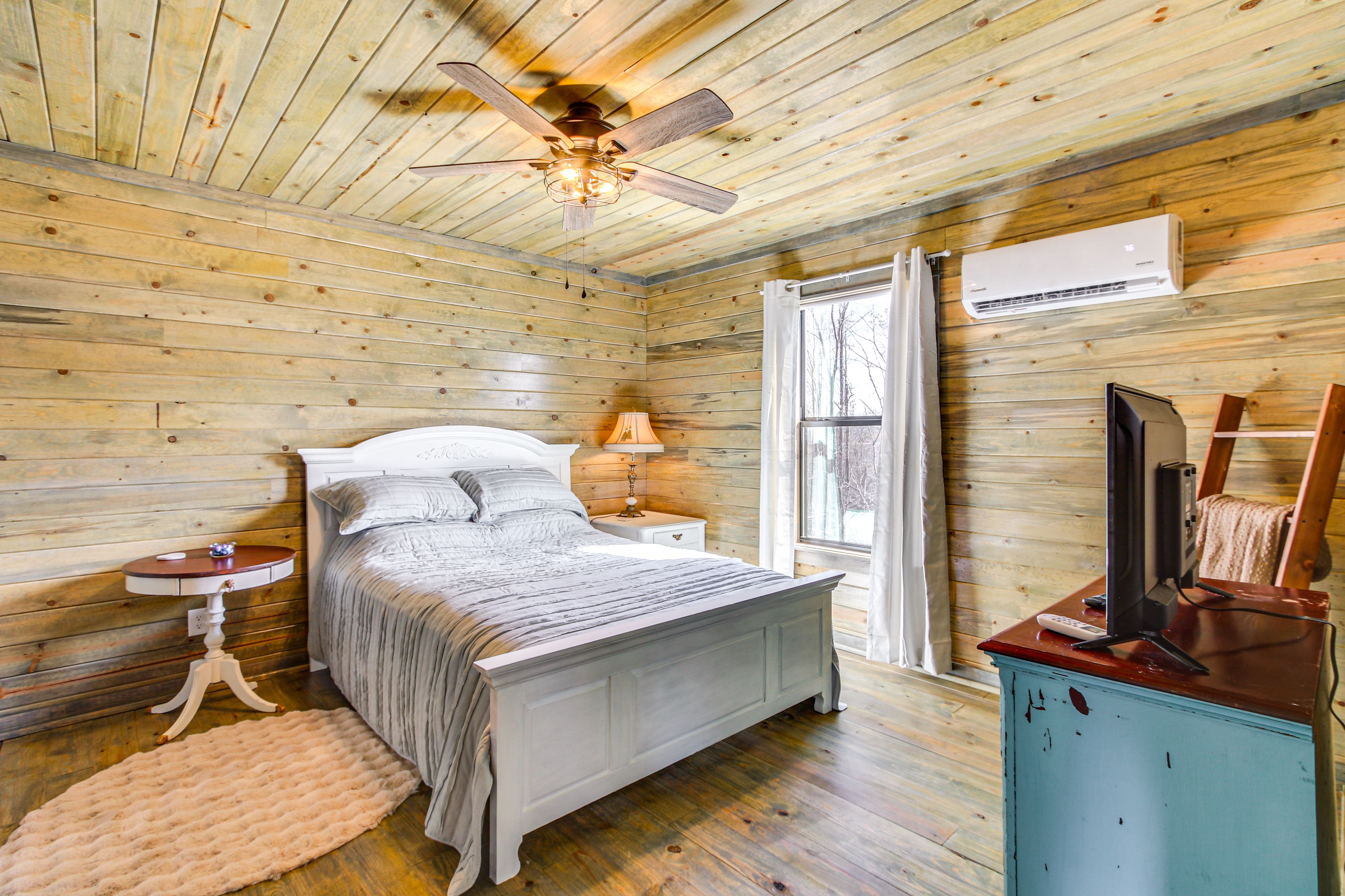 Bedroom | 1st Floor | Queen Bed | Smart TV | Linens Provided | En-Suite Bathroom