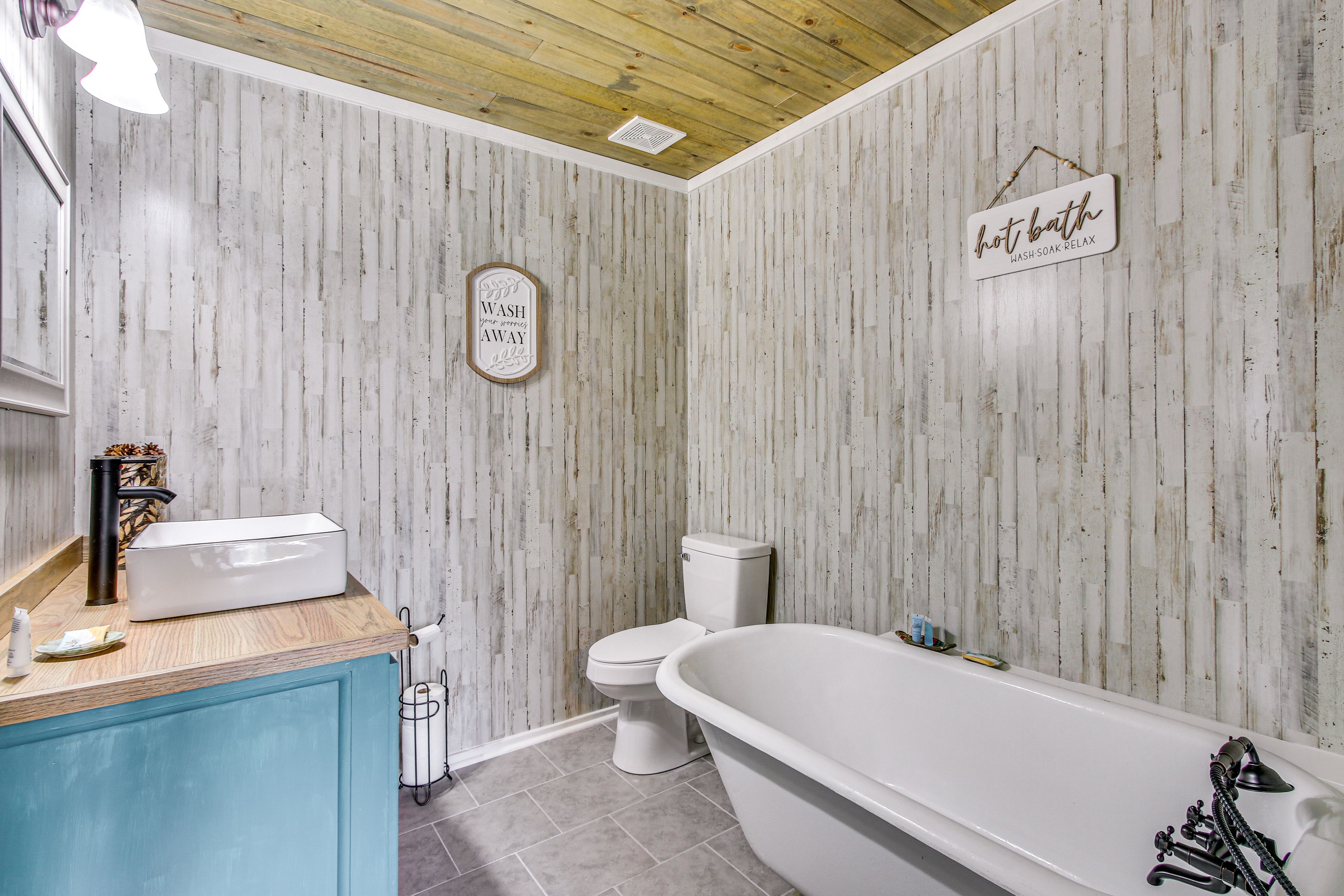 Full Bathroom | 1st Floor | Bathtub | Complimentary Toiletries | Towels Provided