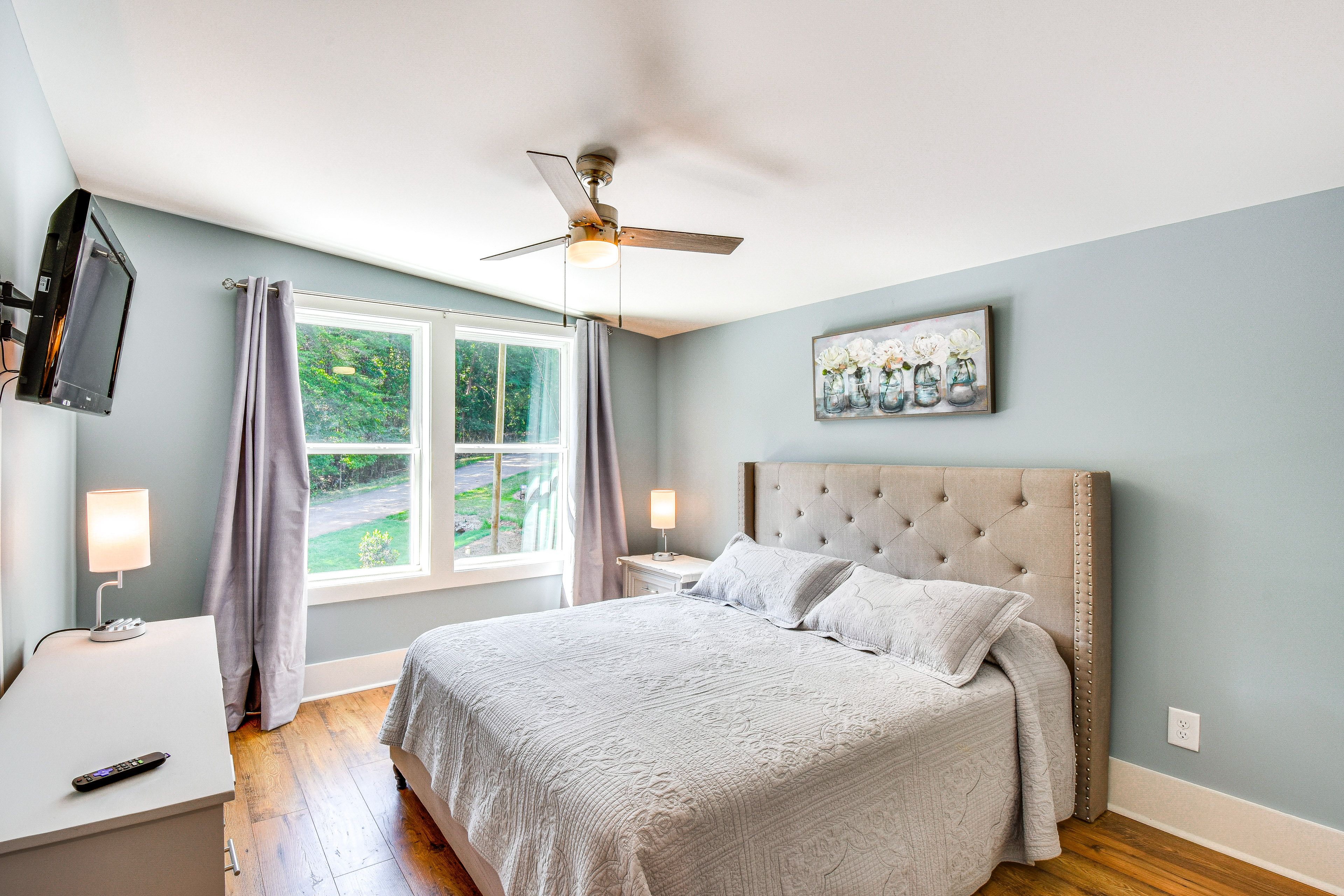 Bedroom | Queen Bed | Linens Provided