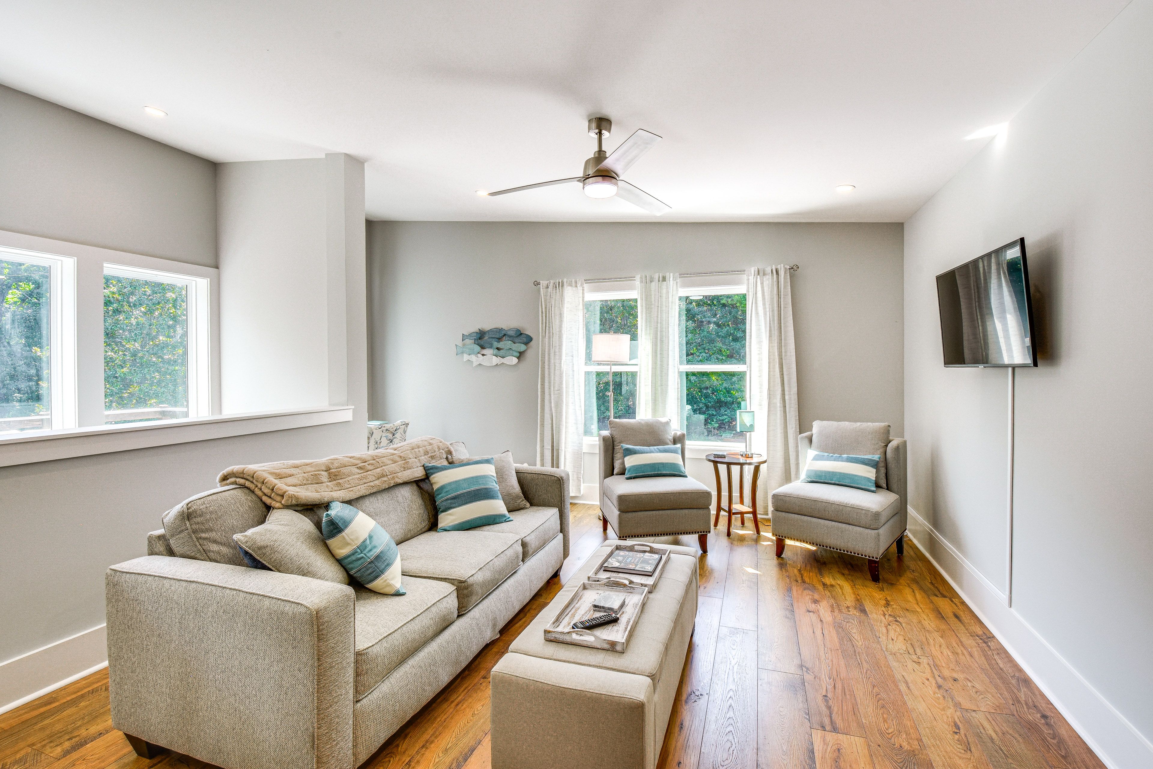 Living Room | Single-Story Apartment on 2nd Floor