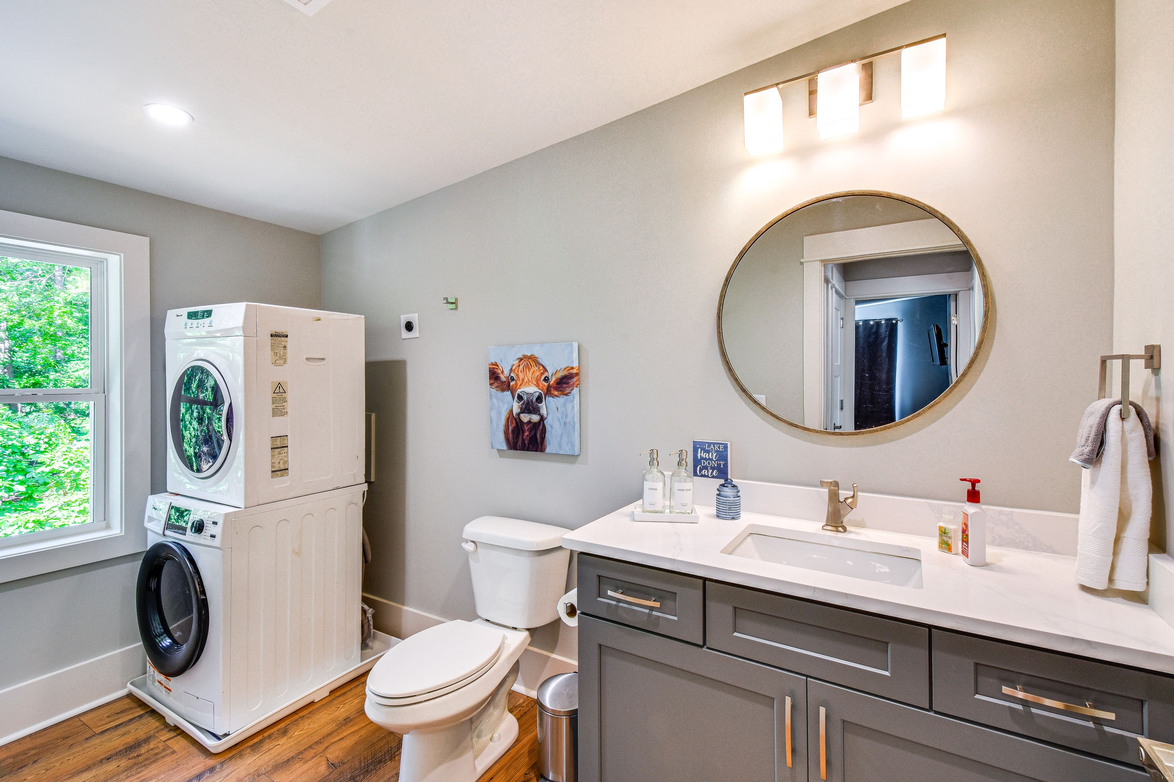 Full Bathroom | Complimentary Toiletries | Washer/Dryer