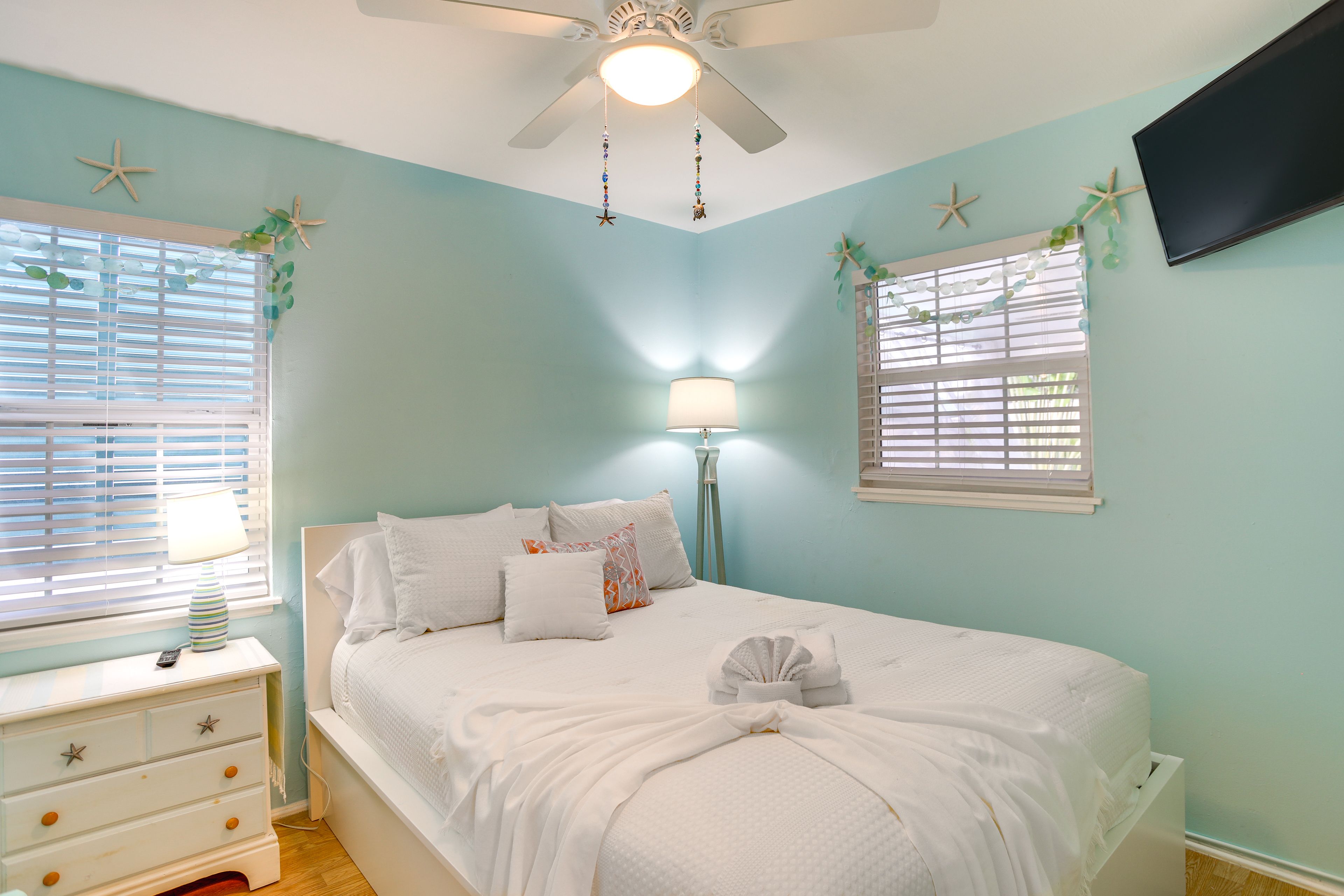 Bedroom 2 | Queen Bed | Smart TV
