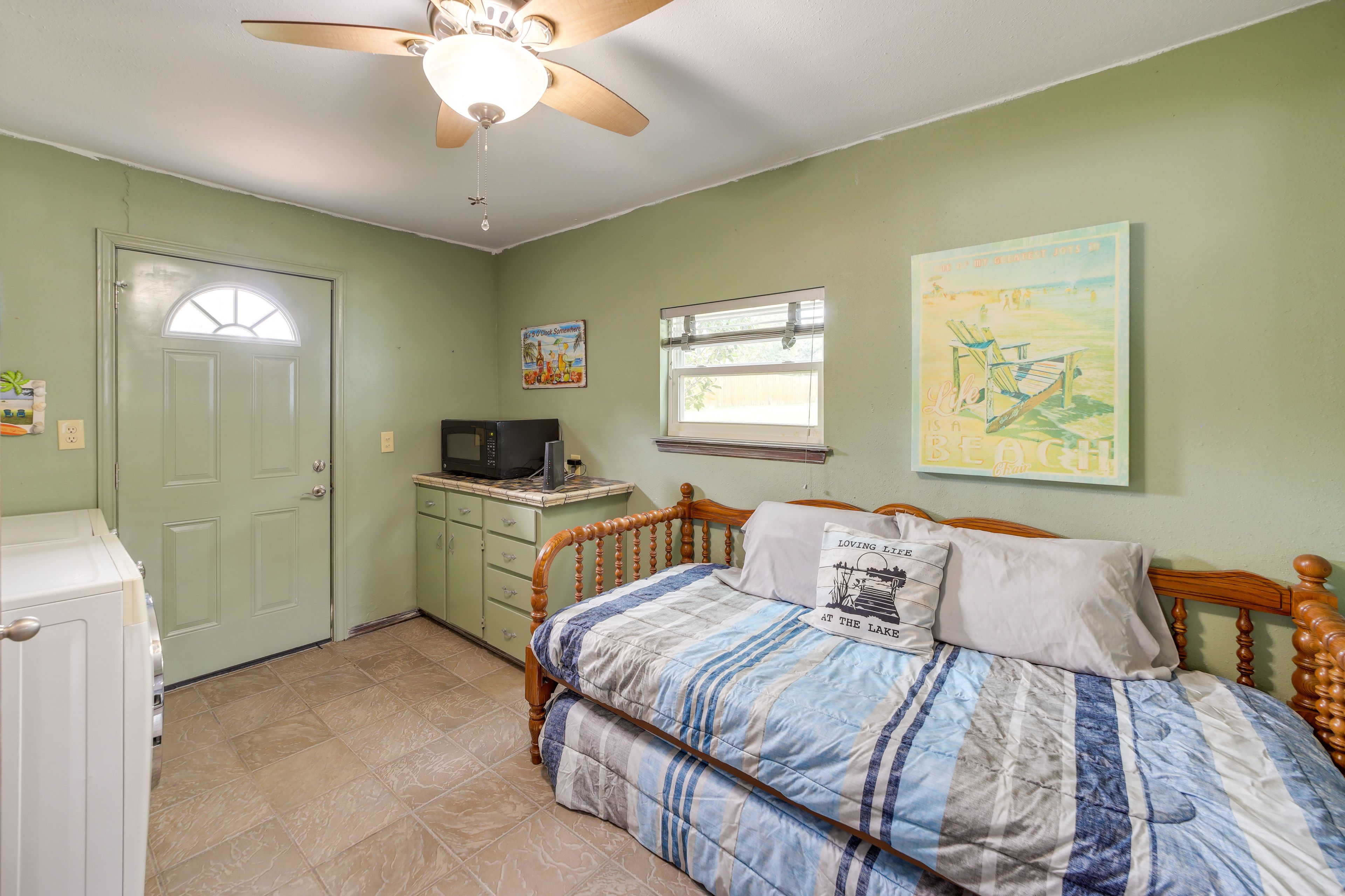 Laundry Room | Twin Daybed w/ Twin Trundle | Washer & Dryer