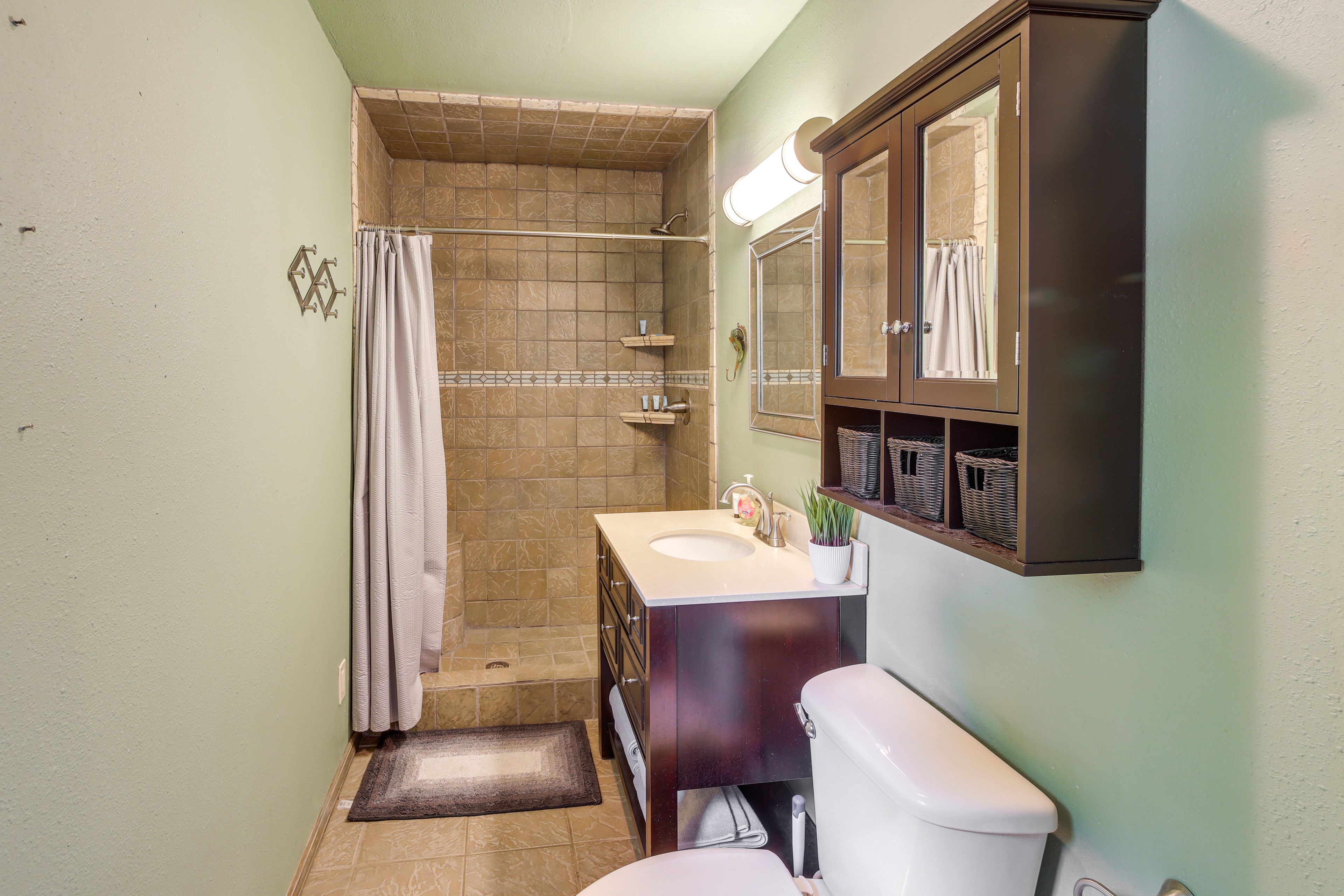 Full Bathroom | Towels Provided