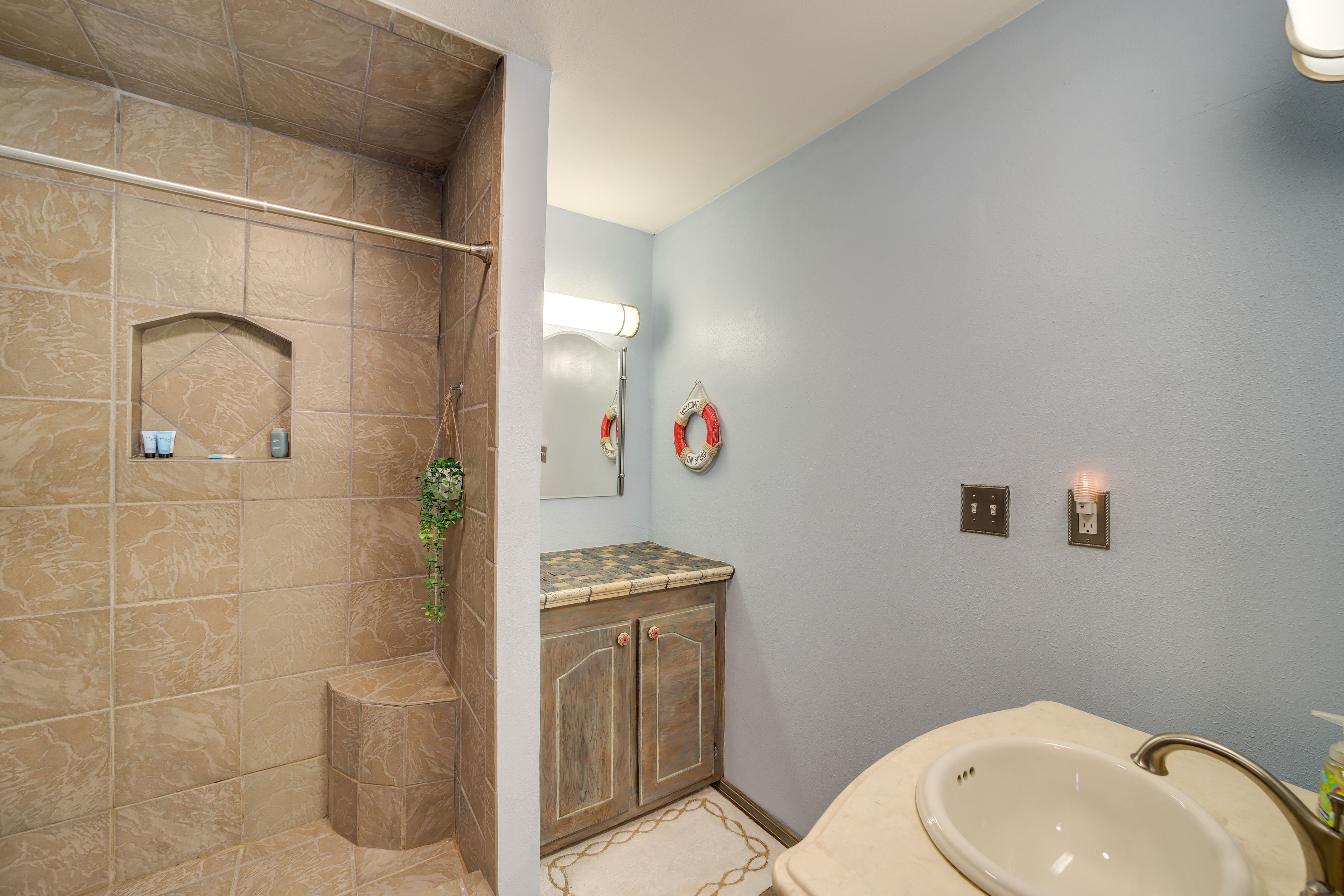 Full Bathroom | Complimentary Toiletries