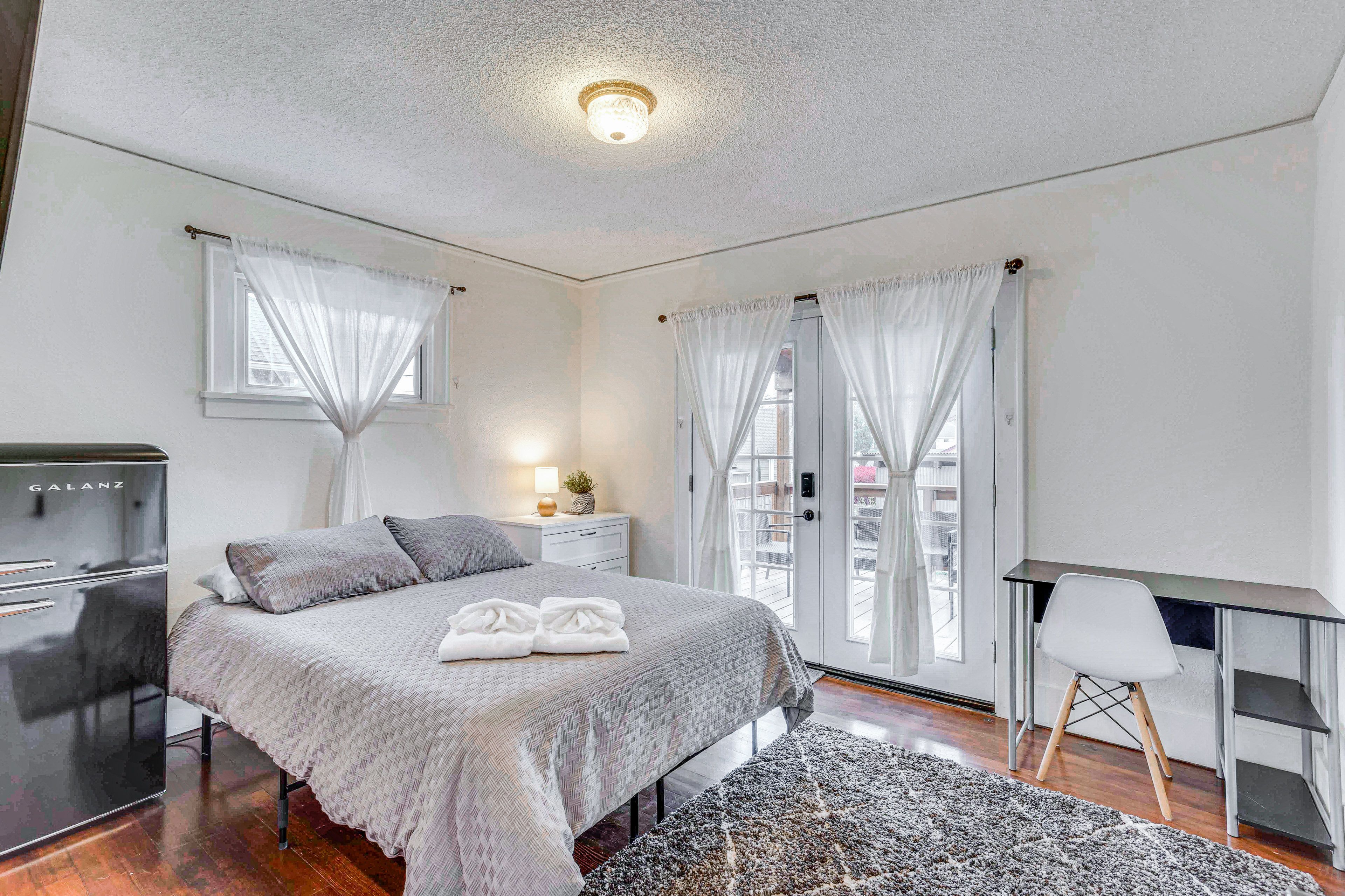 Bedroom 1 | Queen Bed | 1st Floor