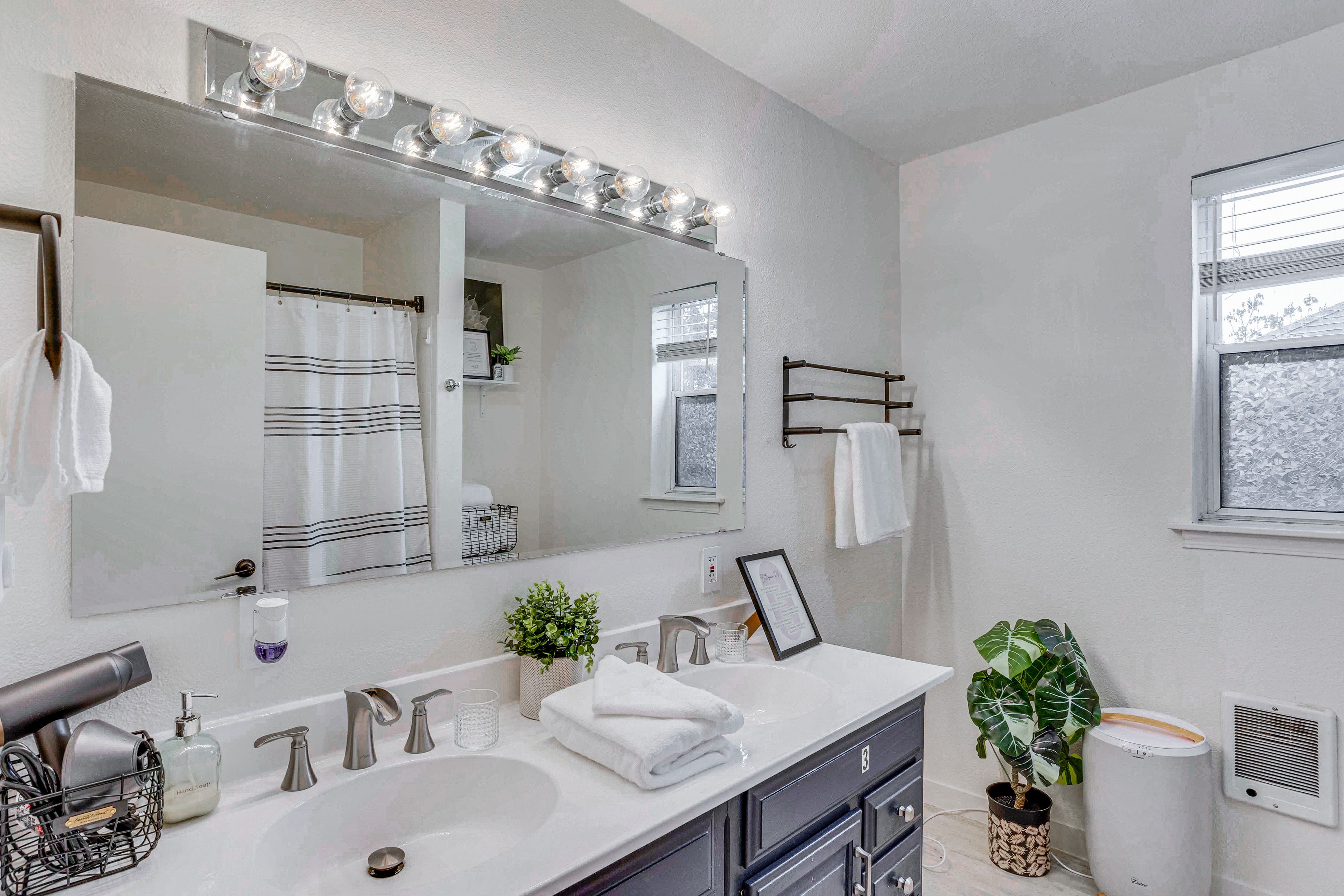 Full Bathroom | 2nd Floor