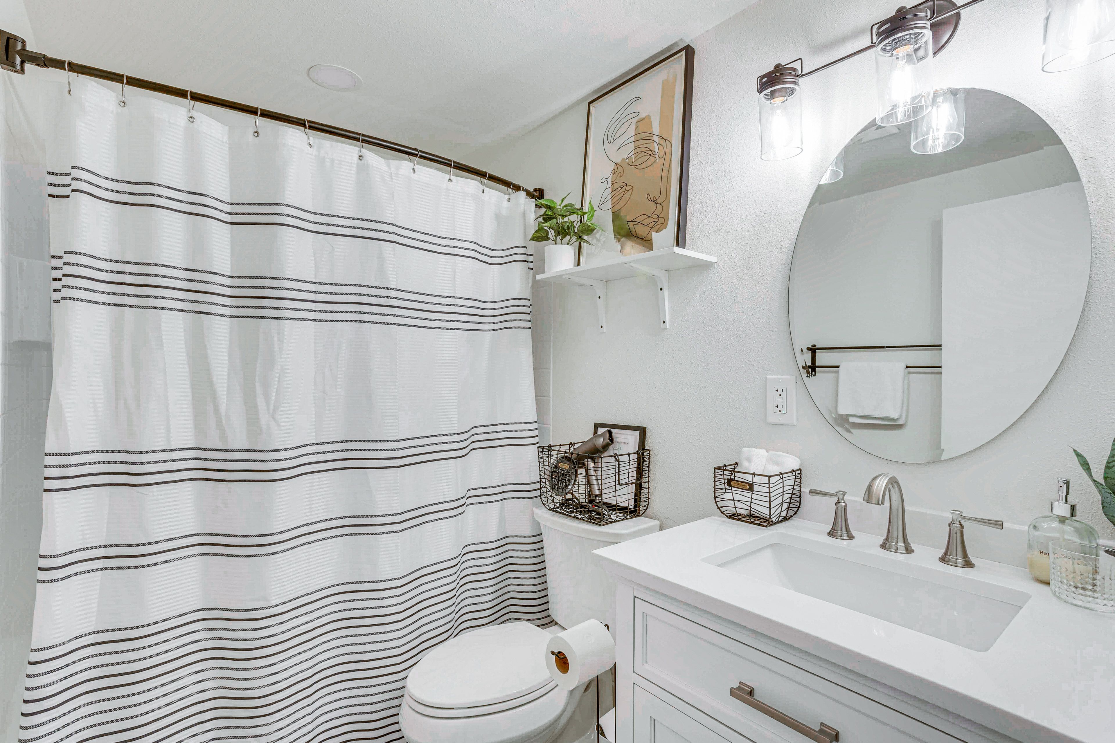 Full Bathroom | 1st Floor