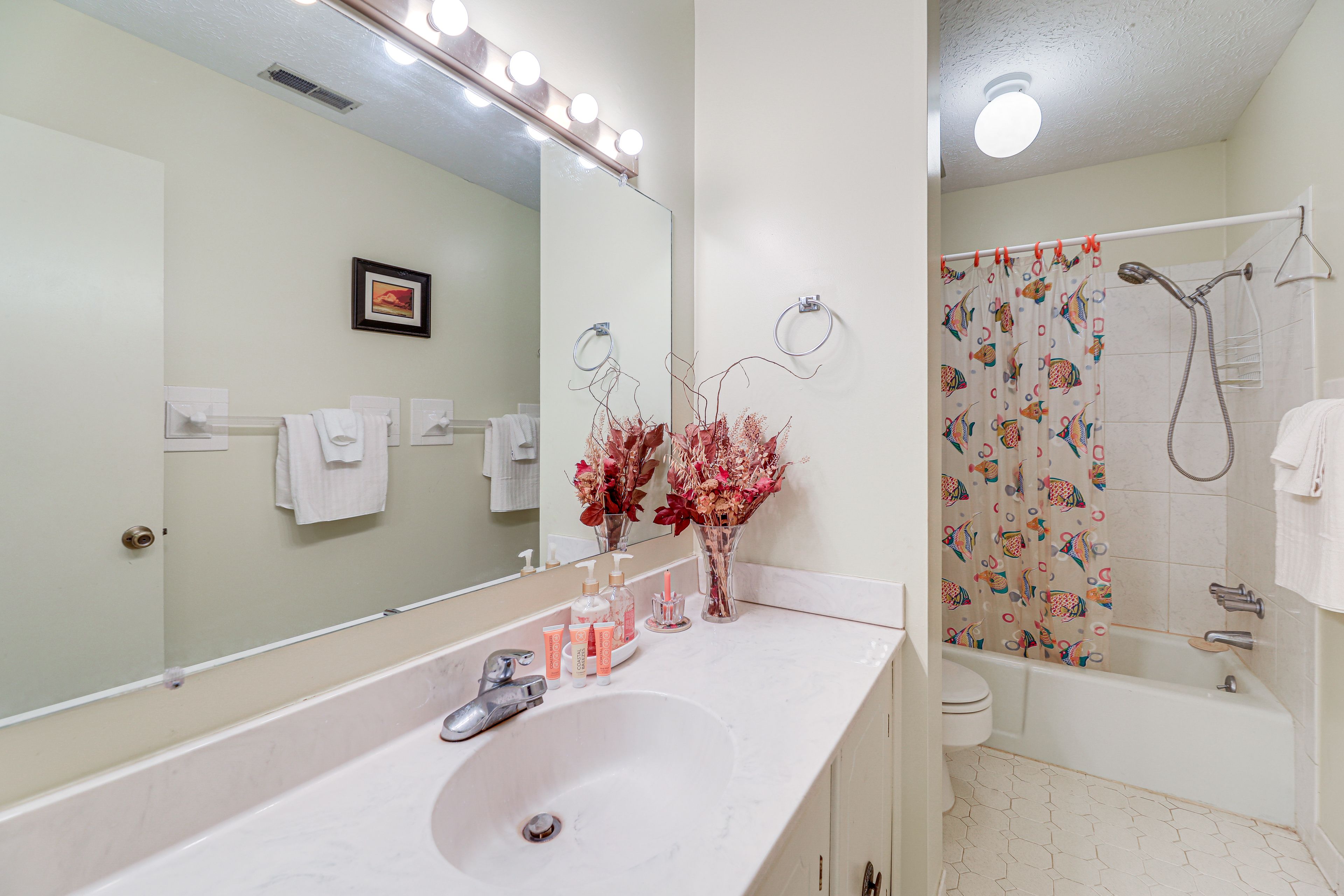 Full Bath | Complimentary Toiletries | 2nd Floor