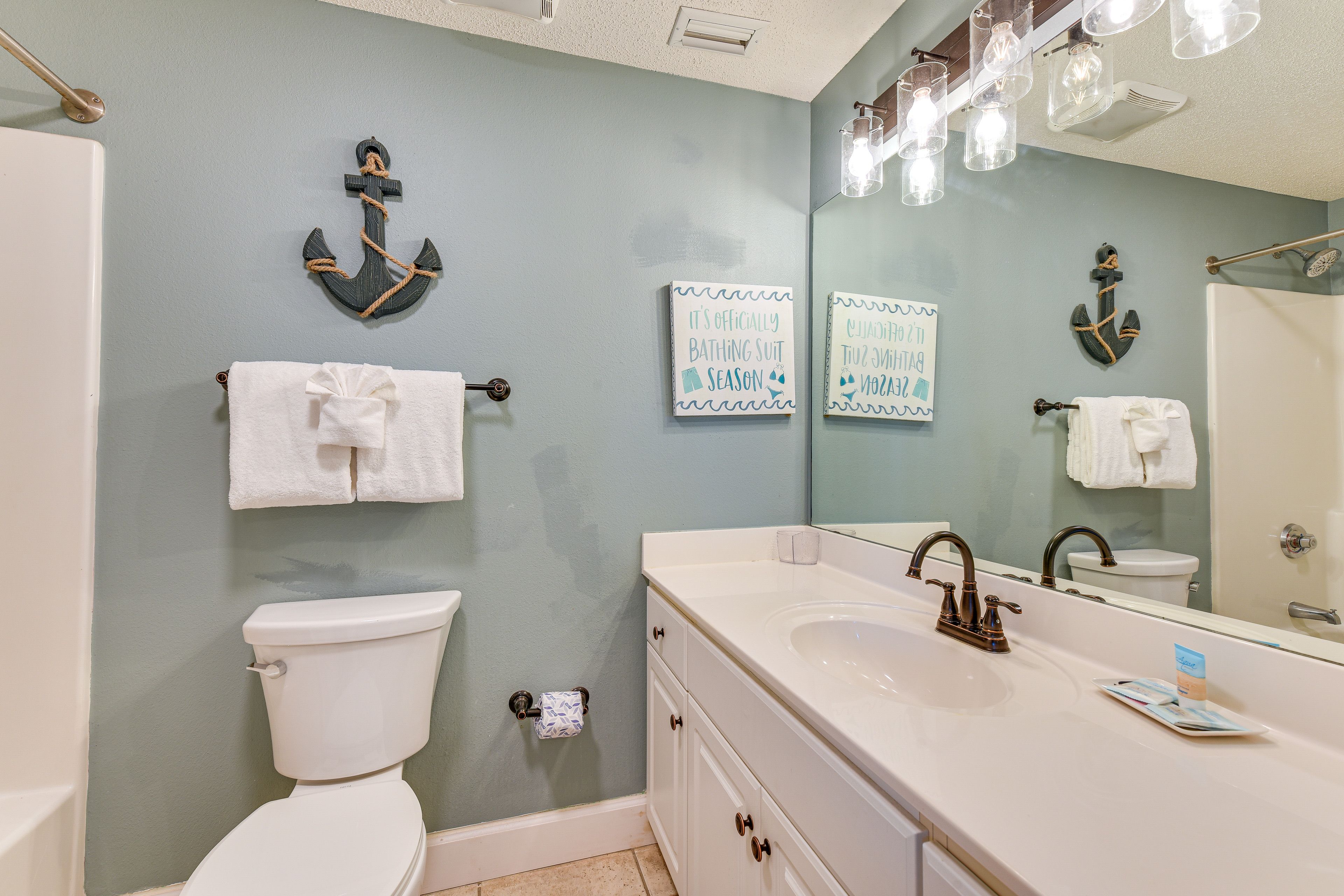 En-Suite Bathroom | Towels Provided