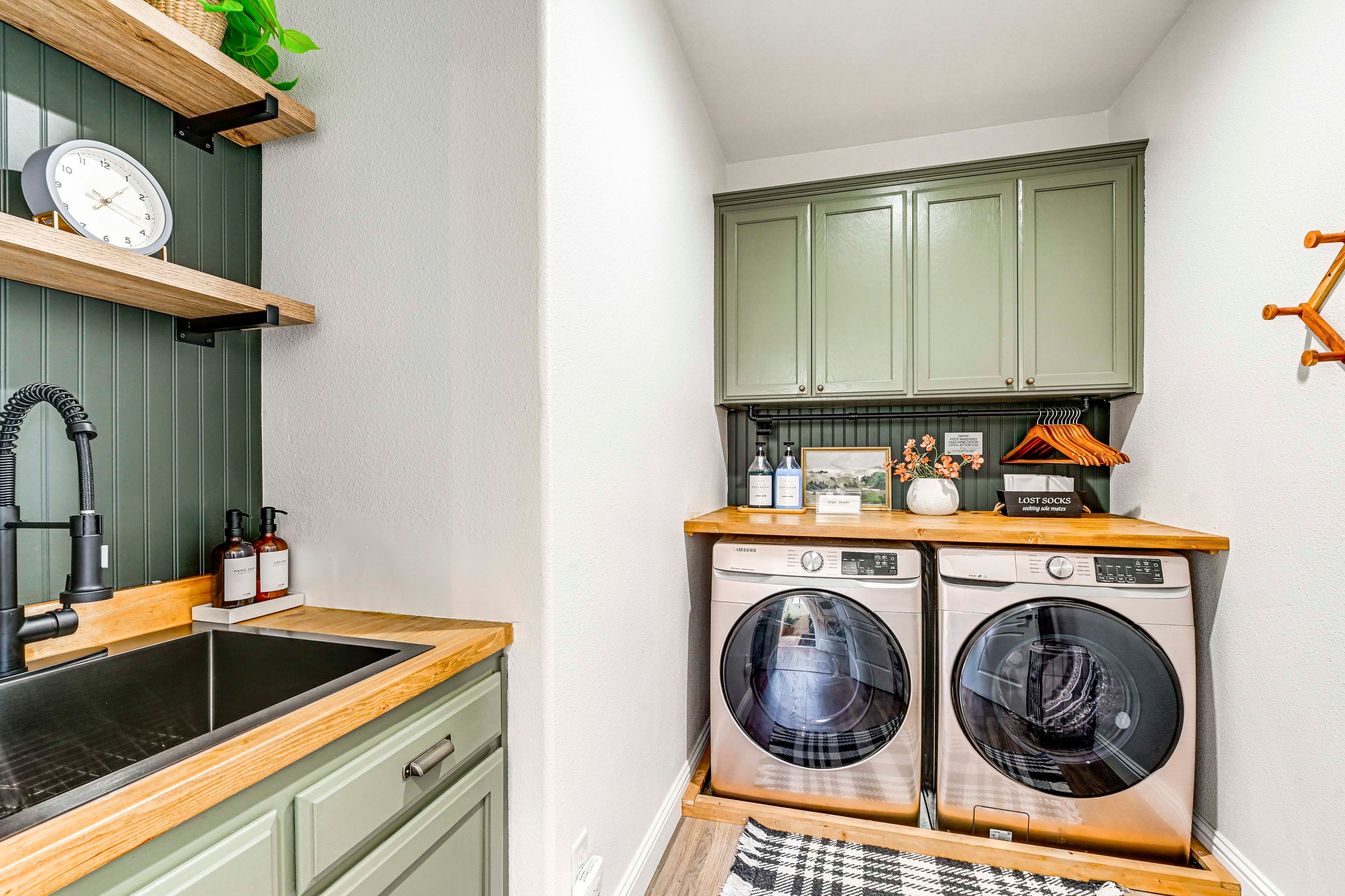 Laundry Room | Washer & Dryer (Detergent Provided)