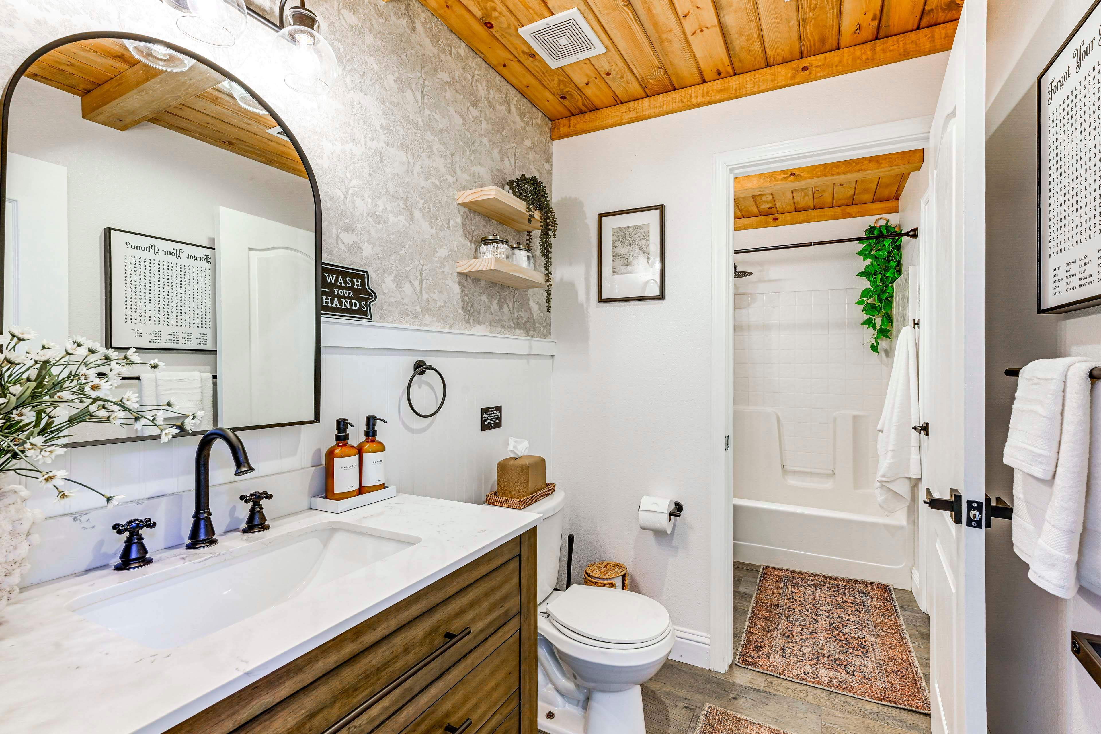 Full Bathroom | 1st Floor | Complimentary Toiletries