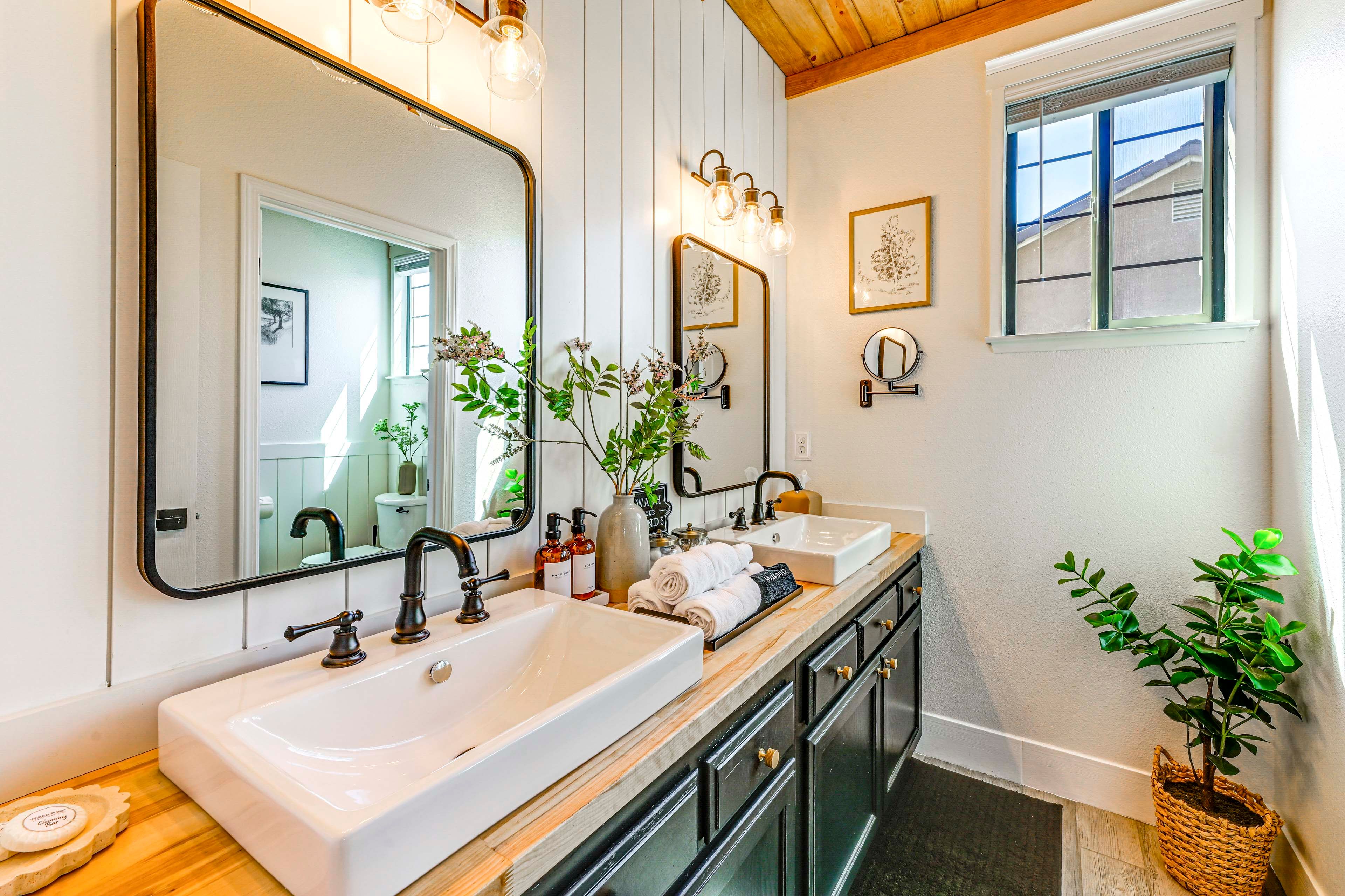 Full Bathroom | 2nd Floor