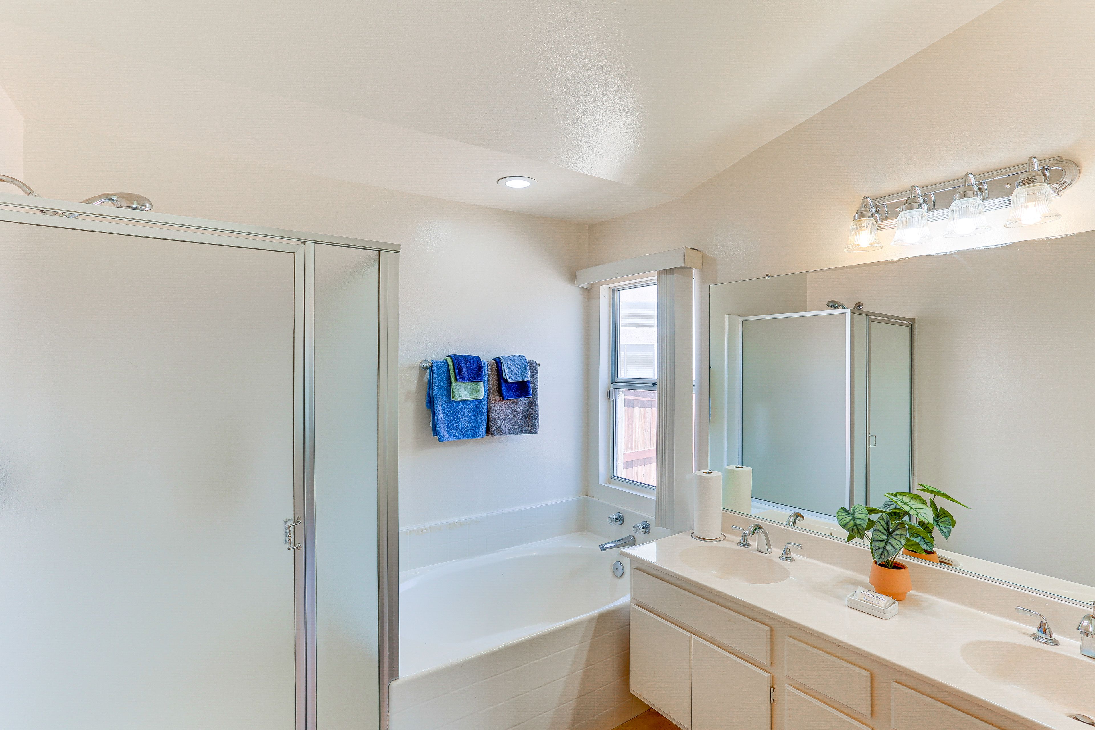 Full Bathroom | Separate Tub & Shower