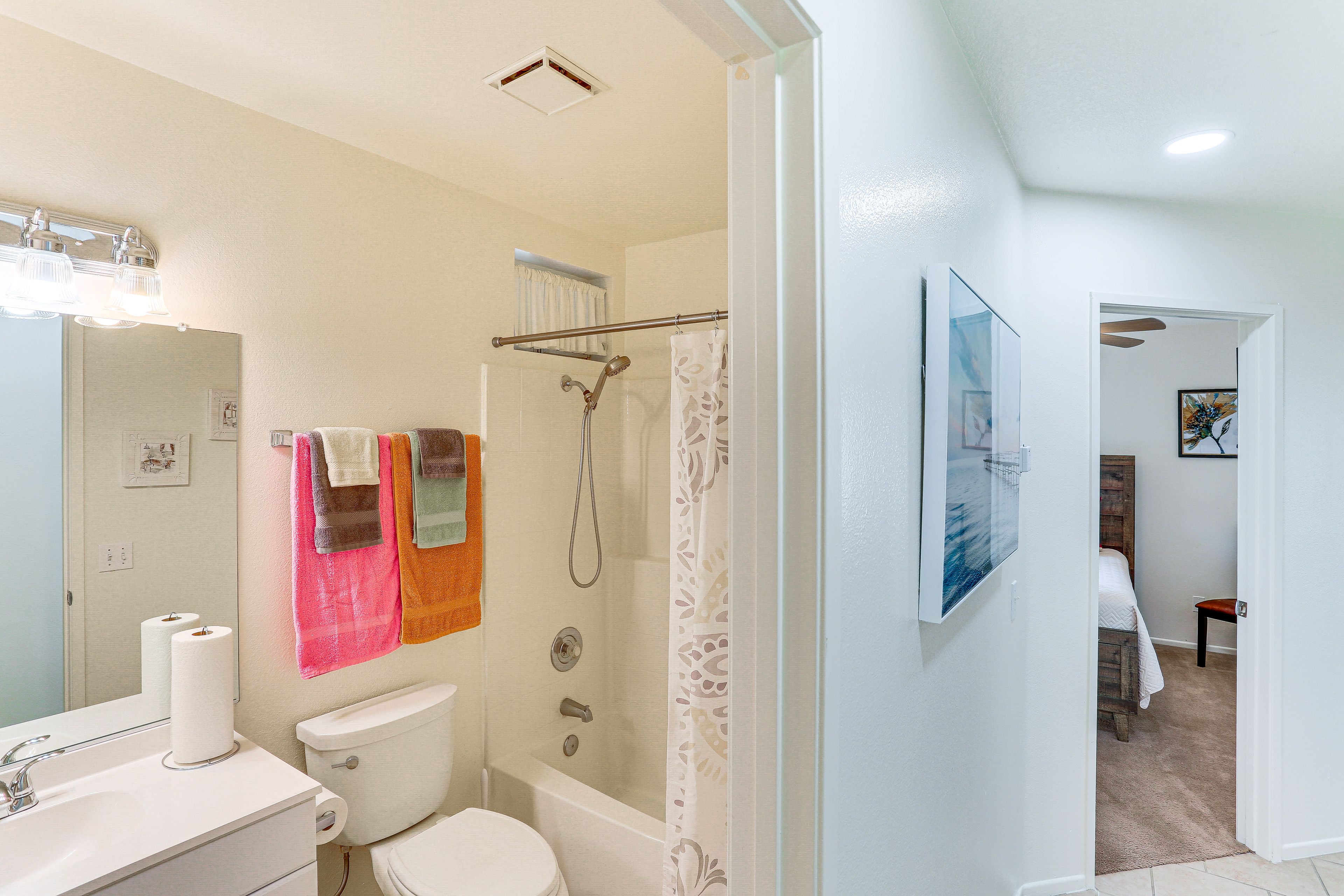 Full Bathroom | Towels Provided