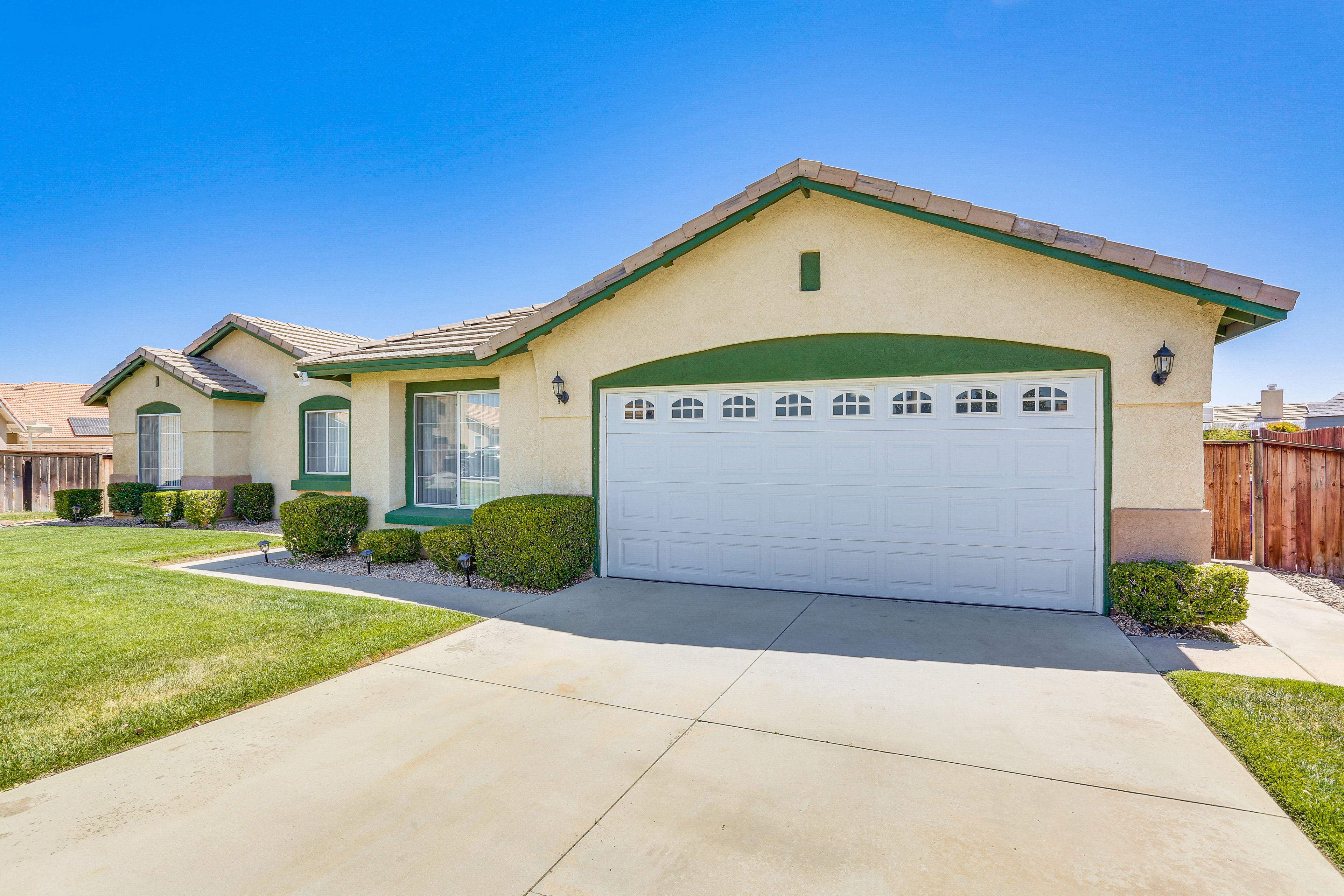 Home Exterior | Parking | Driveway (2 Vehicles)